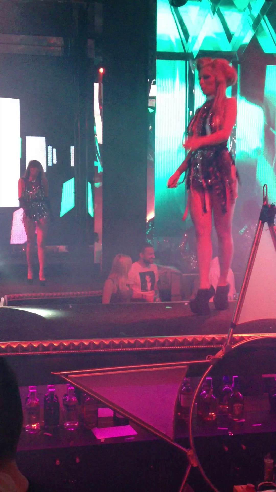 Simona Trasca si cei doi prieteni au baut si s-au distrat intreaga seara