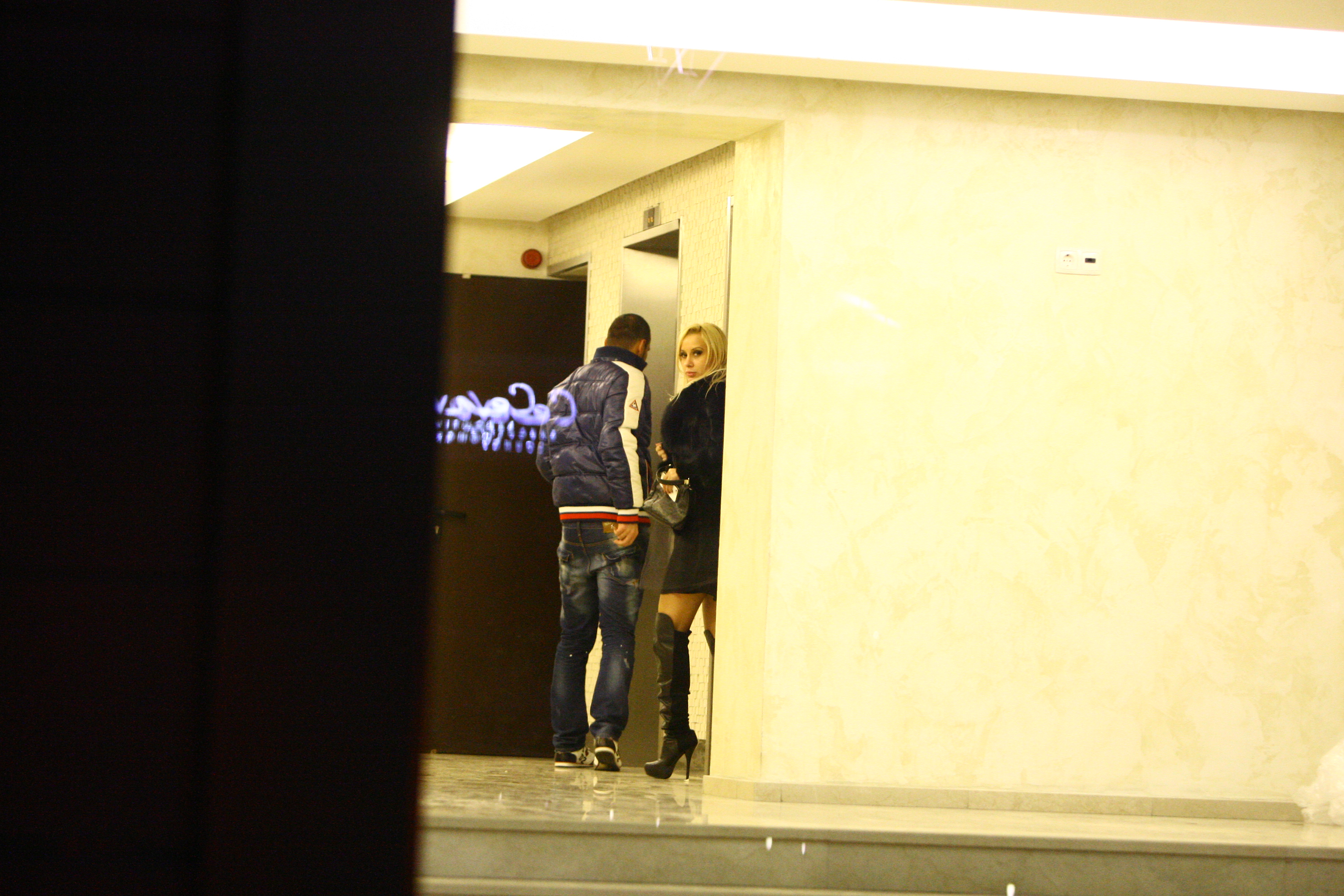 Seara s-a terminat pentru blonda in apartamentul prietenului ei