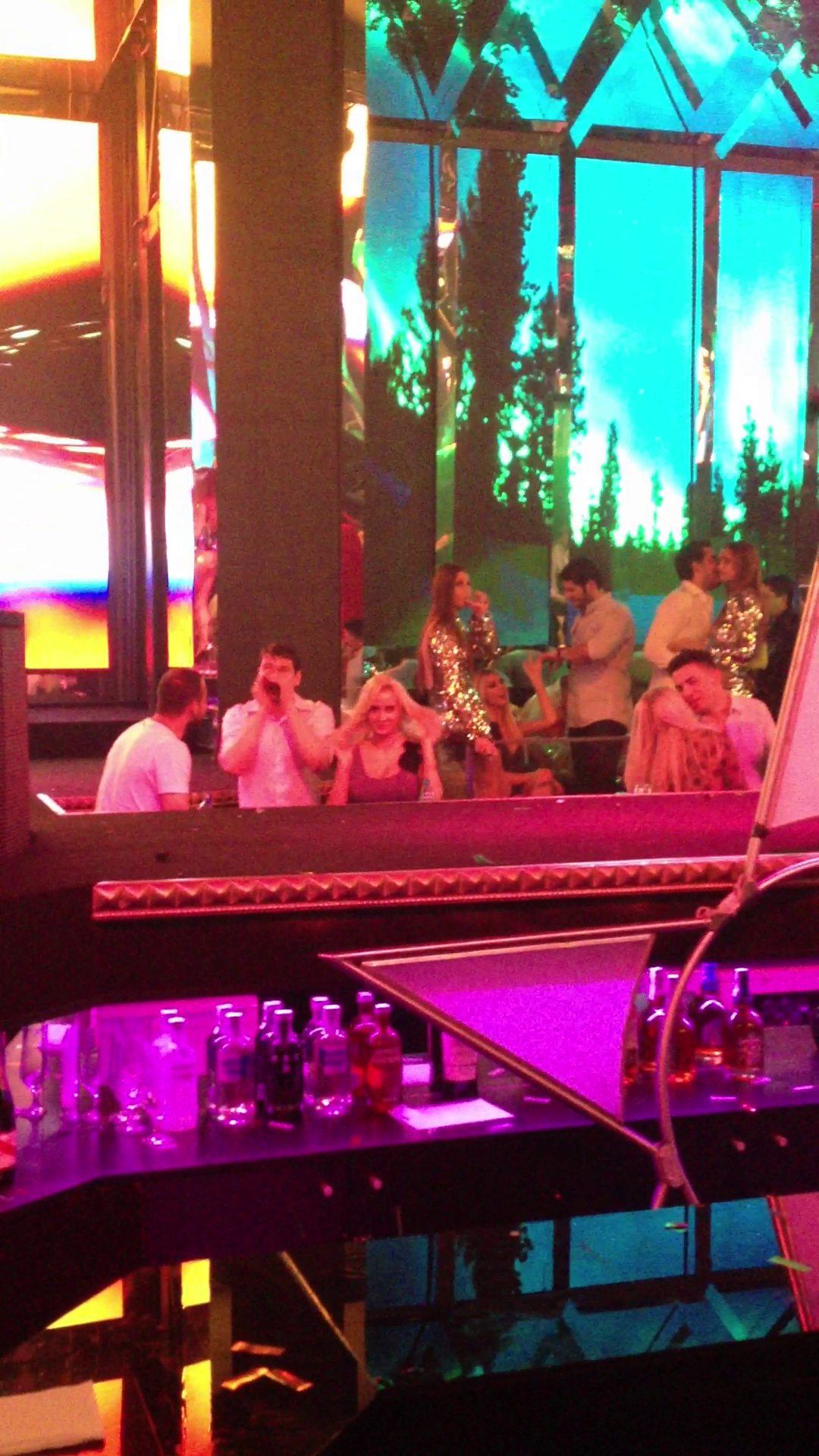 Cei trei s-au amuzat intreaga seara pe seama dansurilor celor din club