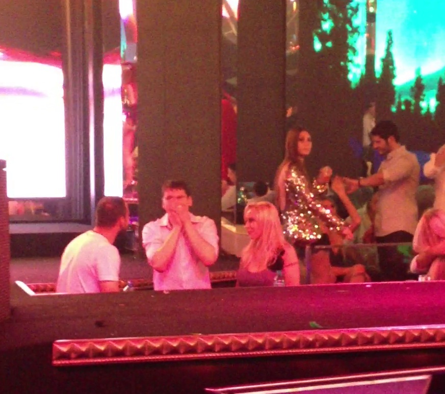 Blonda il soarbe din priviri pe barbatul care o insotea