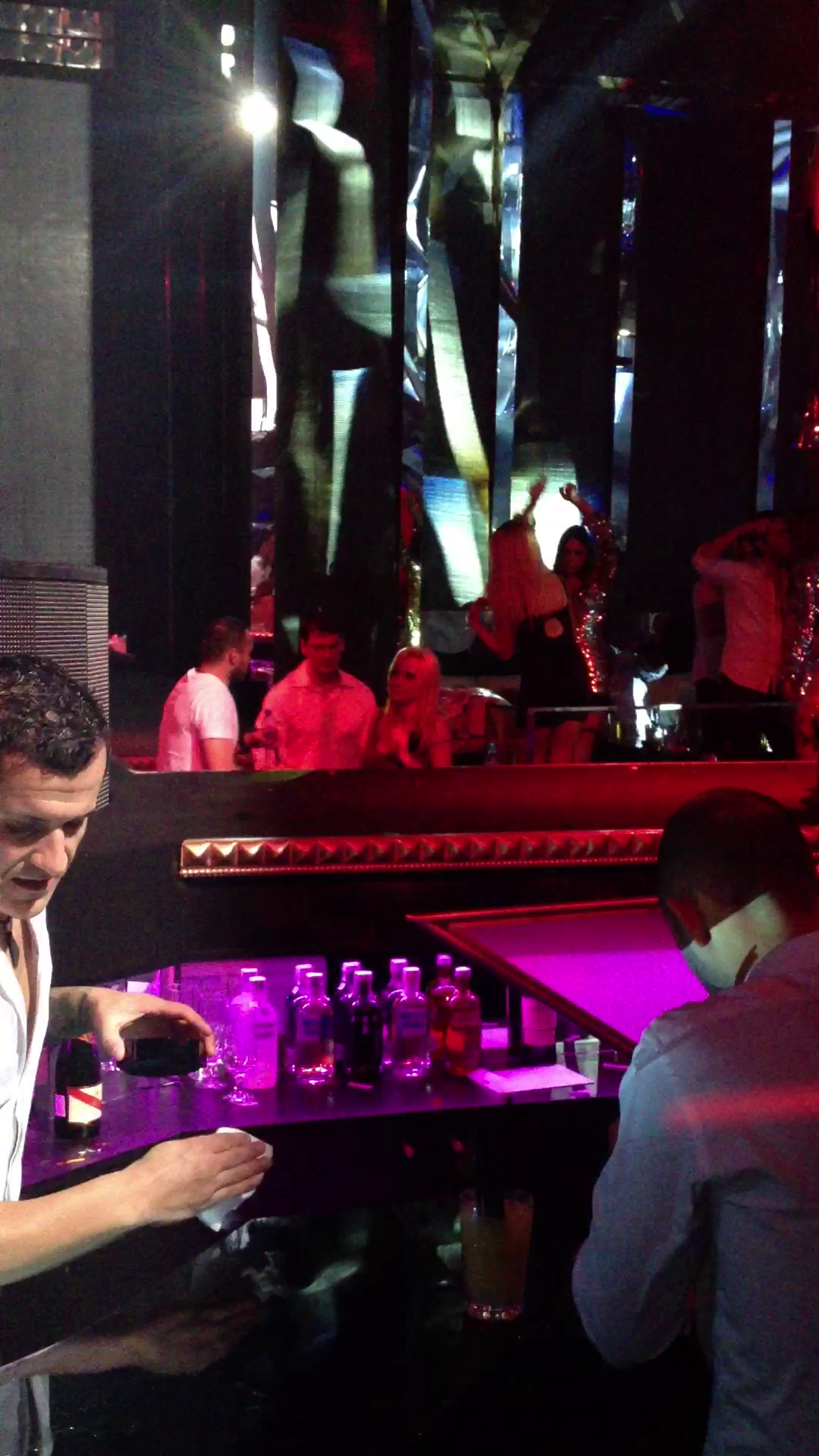 Desi localul era aproape gol, Transca si cei doi barbati nu pareau ca vor sa renunte la distractie