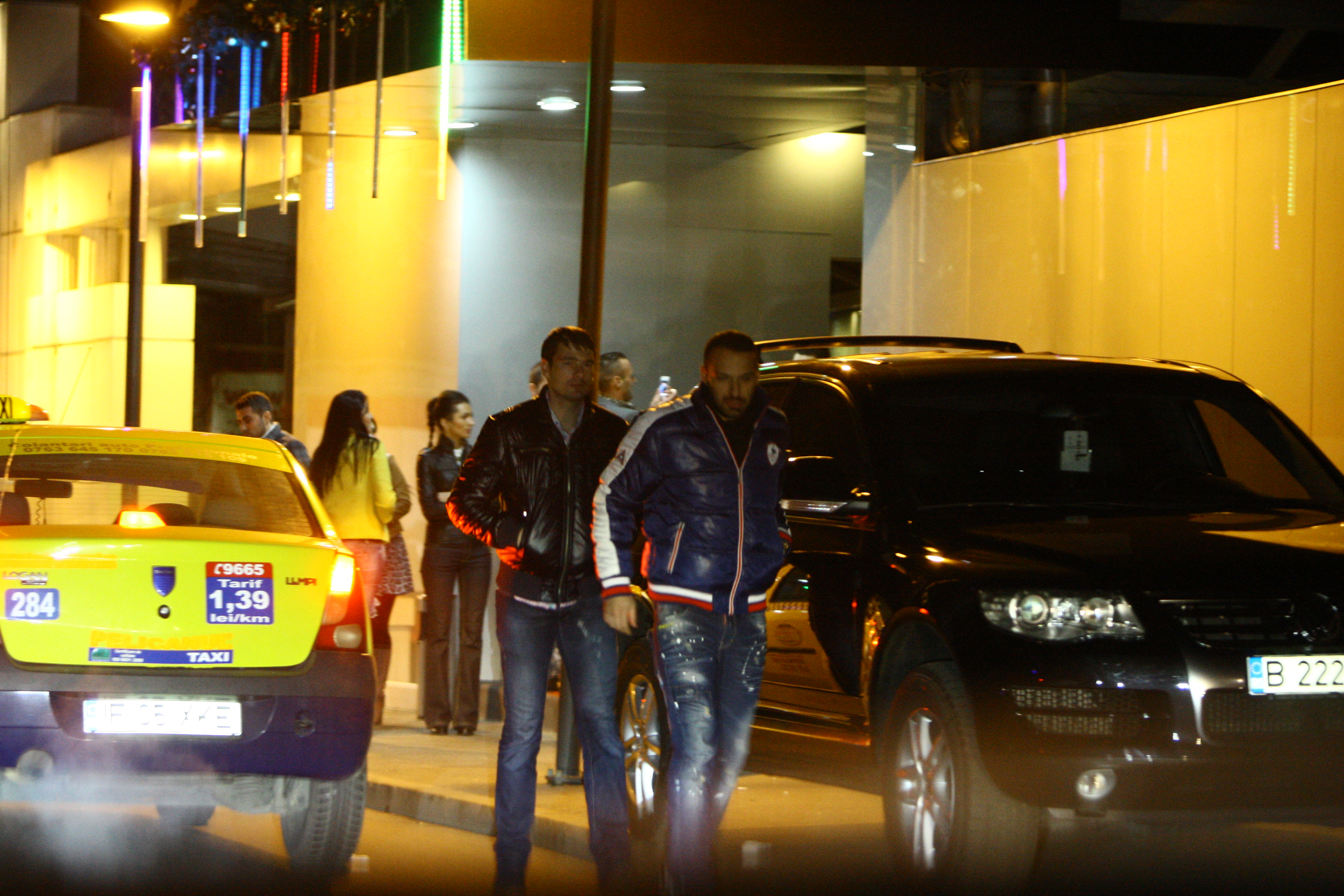 Iubitul Pamelei de Romania, iese primul din club alaturi de prietenul lui