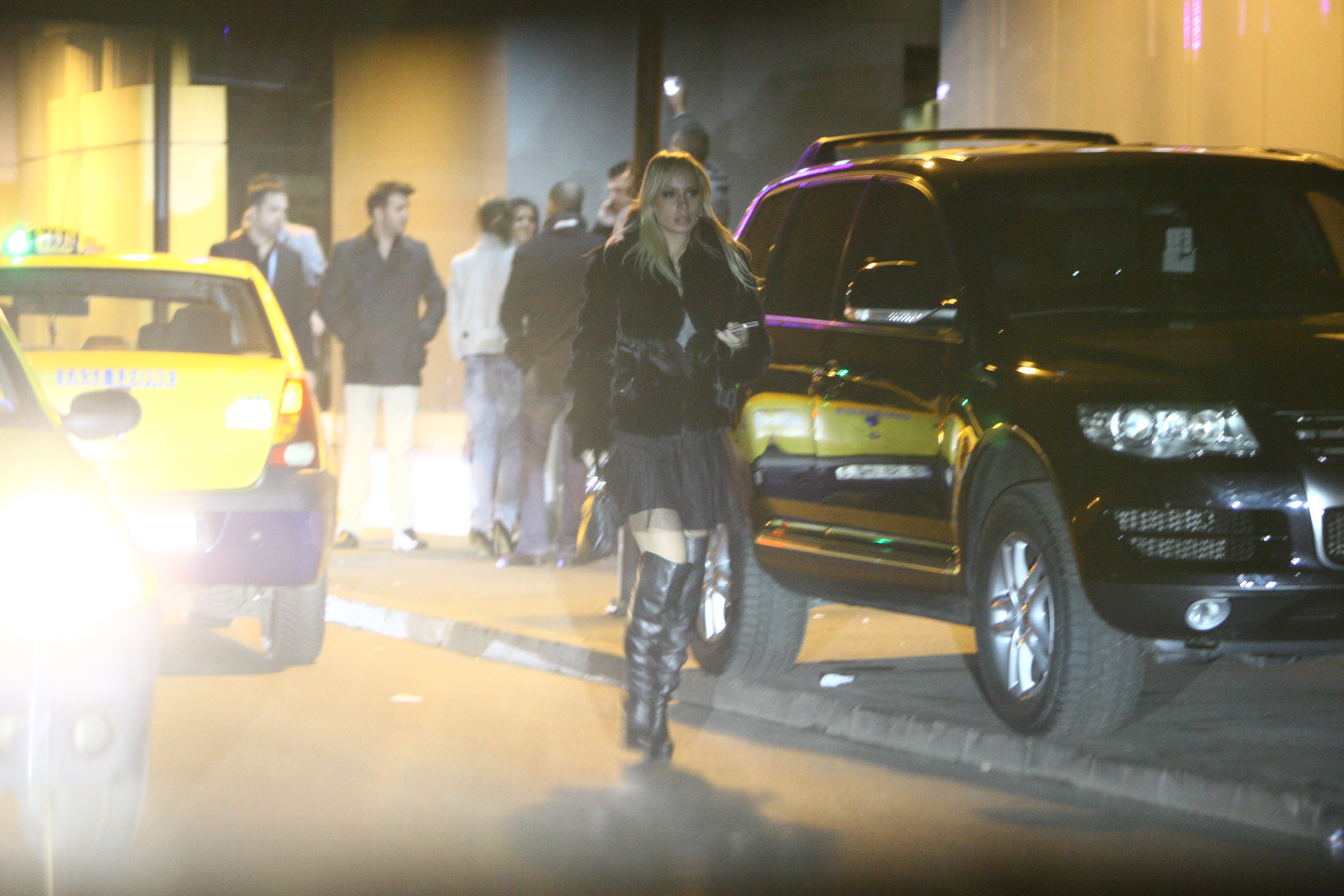 Trasca vine in urma baietilor, cautandu-i cu privirea