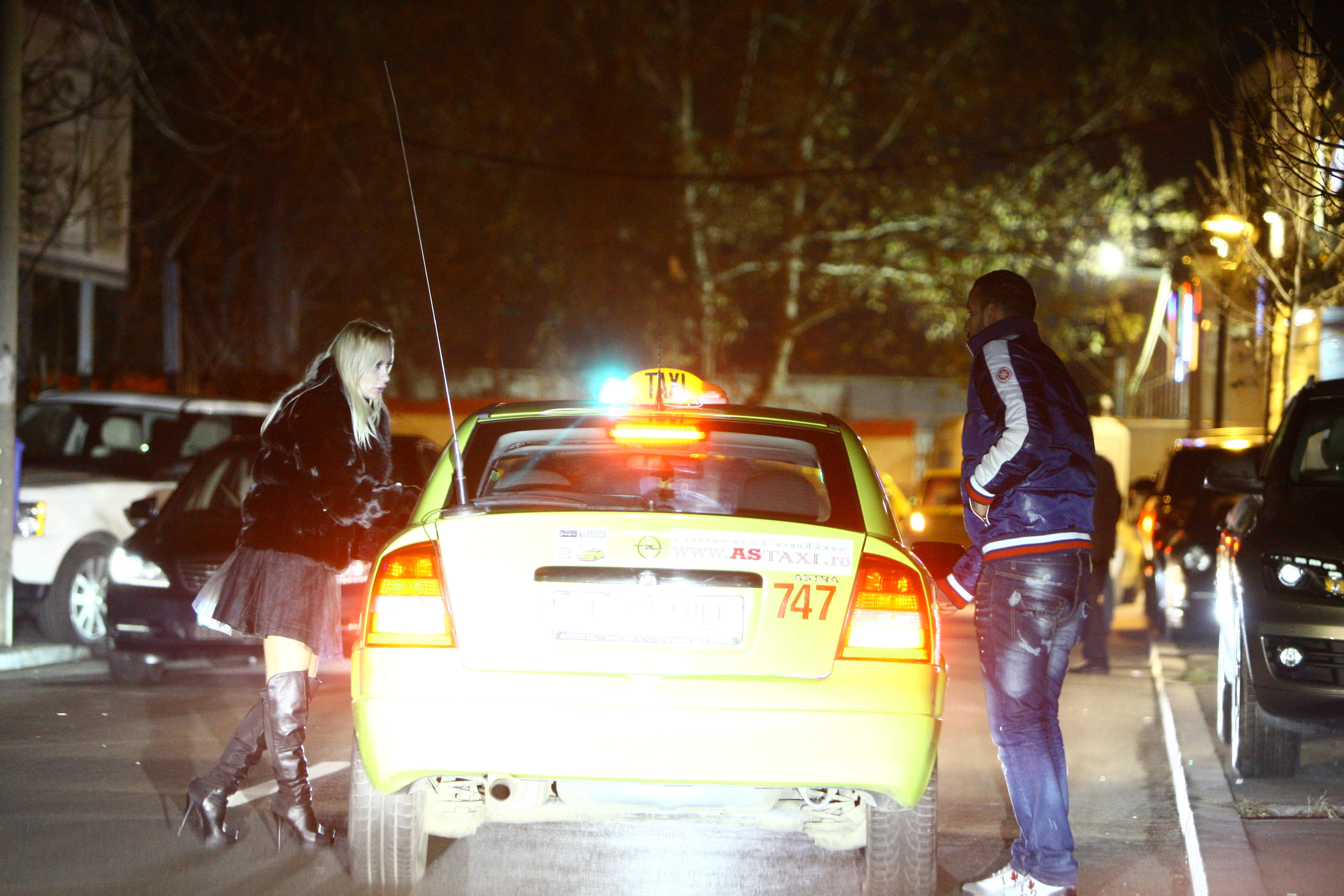 Dupa ce au scapat de amic, cei doi au urcat impreuna intr-un taxi