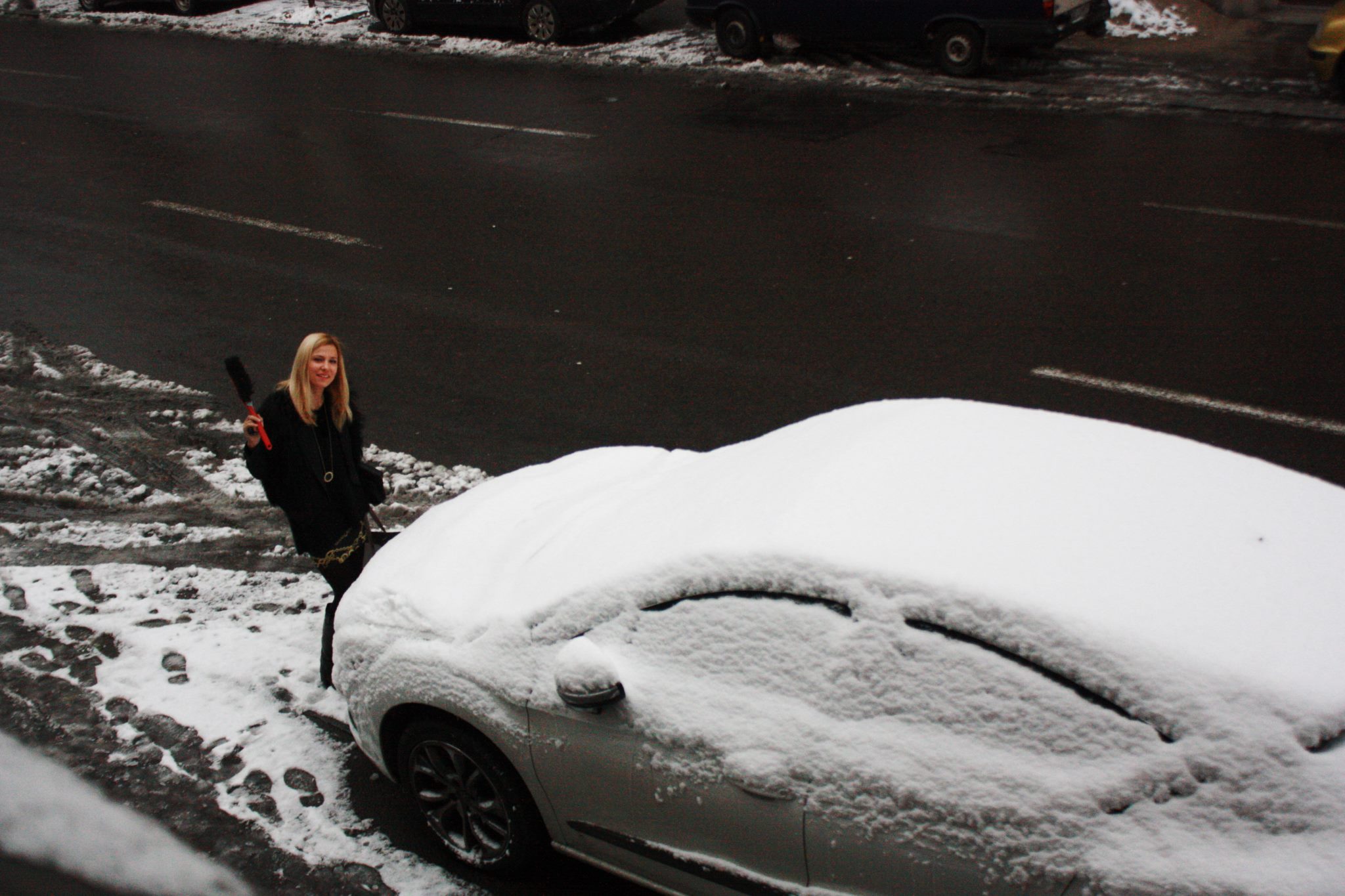 Foarte entuziasmată de prima ninsoare! Dana Rogoz nu renunţă la stil, nici când îşi curăţă maşina de zăpadă!