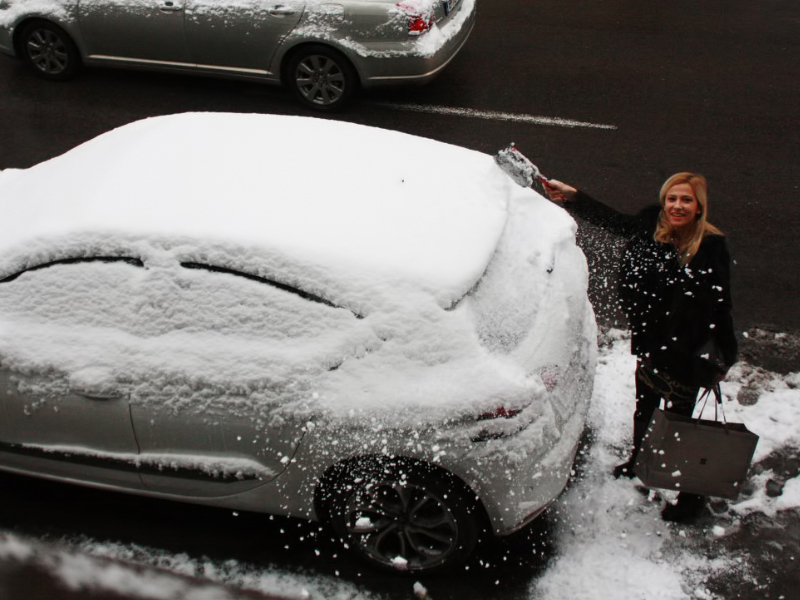 Foarte entuziasmată de prima ninsoare! Dana Rogoz nu renunţă la stil, nici când îşi curăţă maşina de zăpadă!
