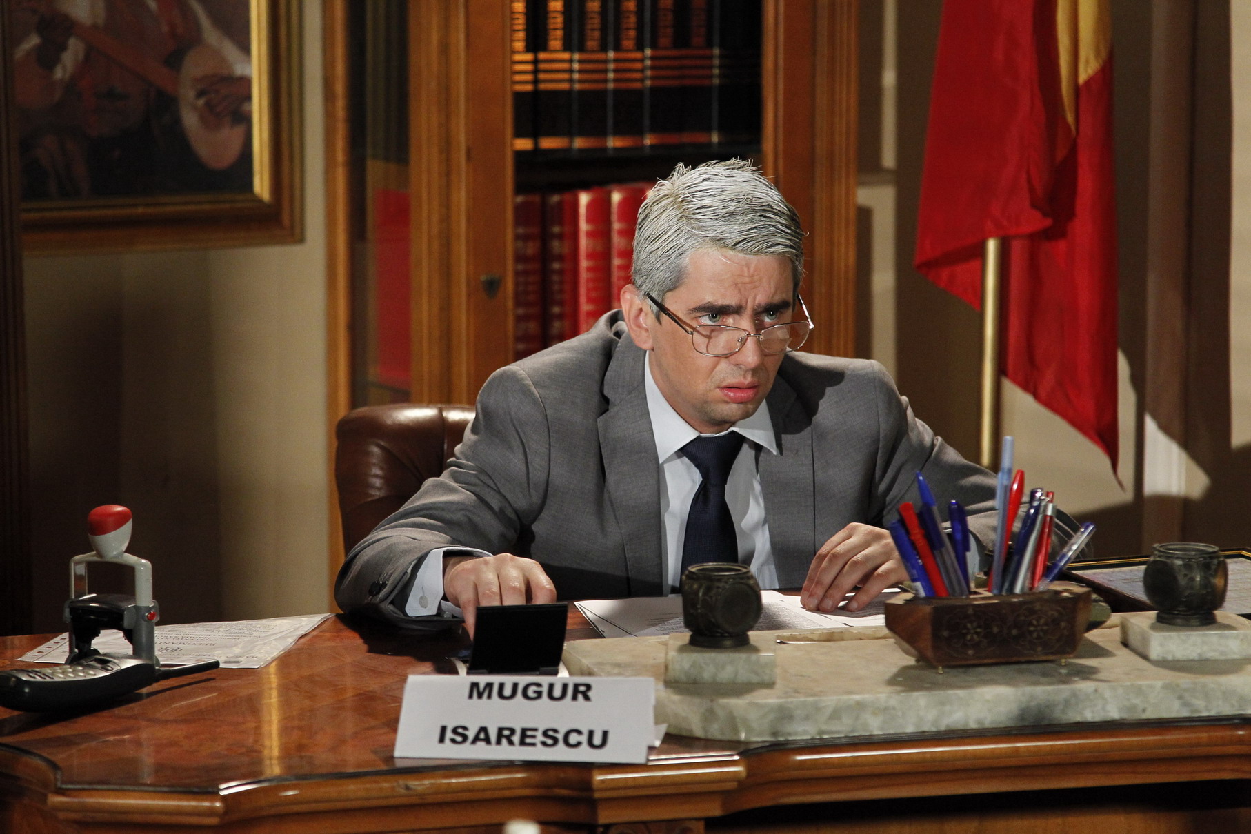 Banca Nationala cauta femeie de serviciu competenta in maturarea banilor, miercuri seara, la “Serviciul Roman de Comedie”