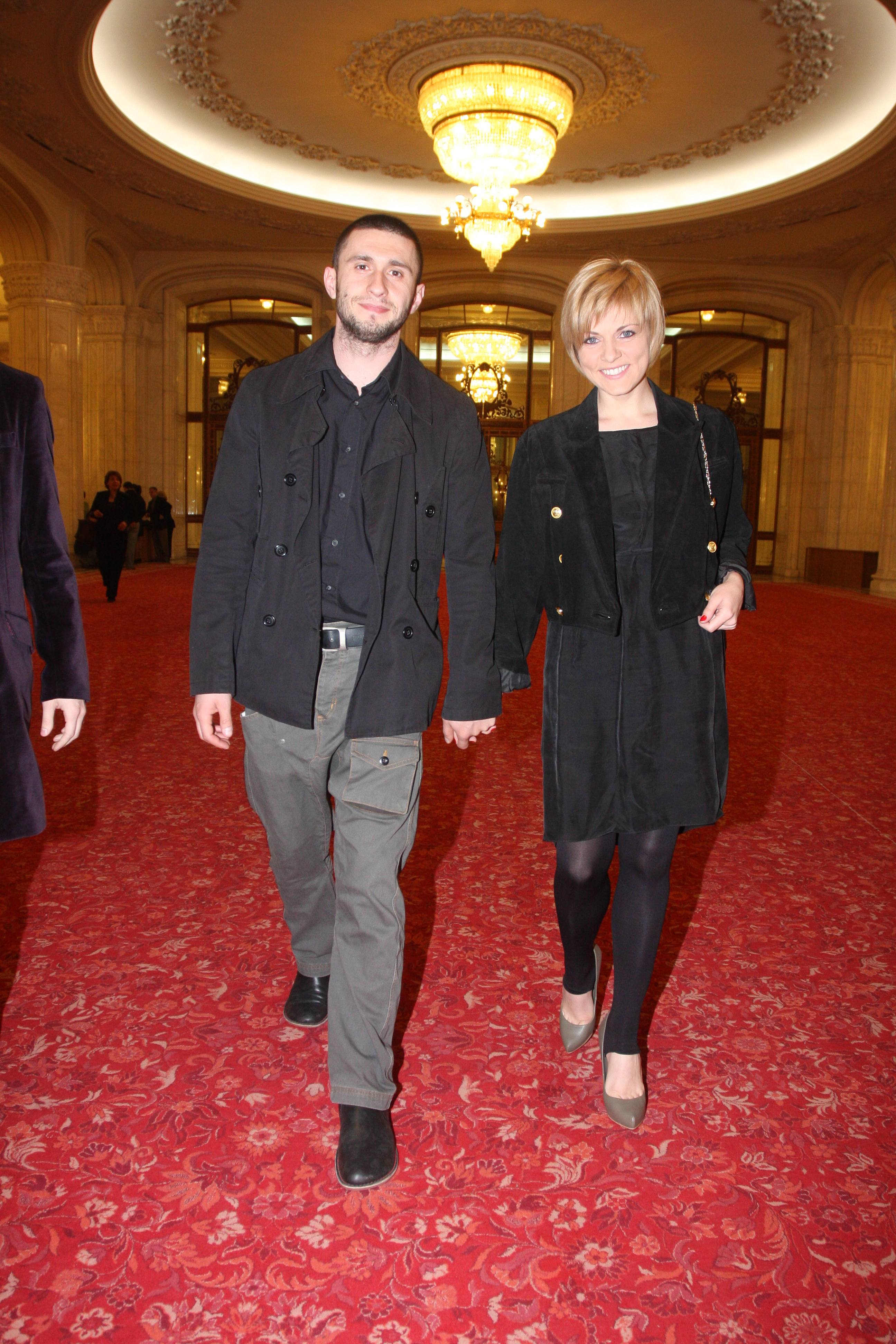 Pentru secventele pe care le-a trimis producatorilor, Dragos Bucur a folosit o motocicleta care apartine sotiei sale, Dana Nalbaru