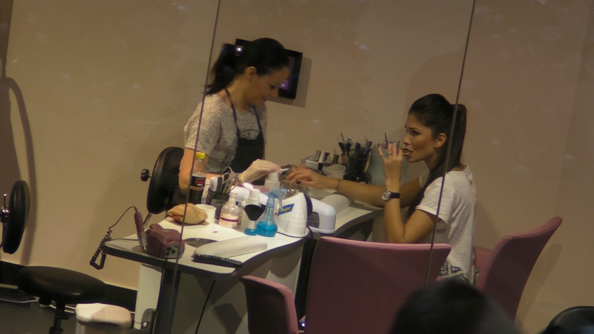 In timpul sedintei de manichiura, pe Alina a apucat-o foamea. A scos un biscuite si a inceput sa manance.