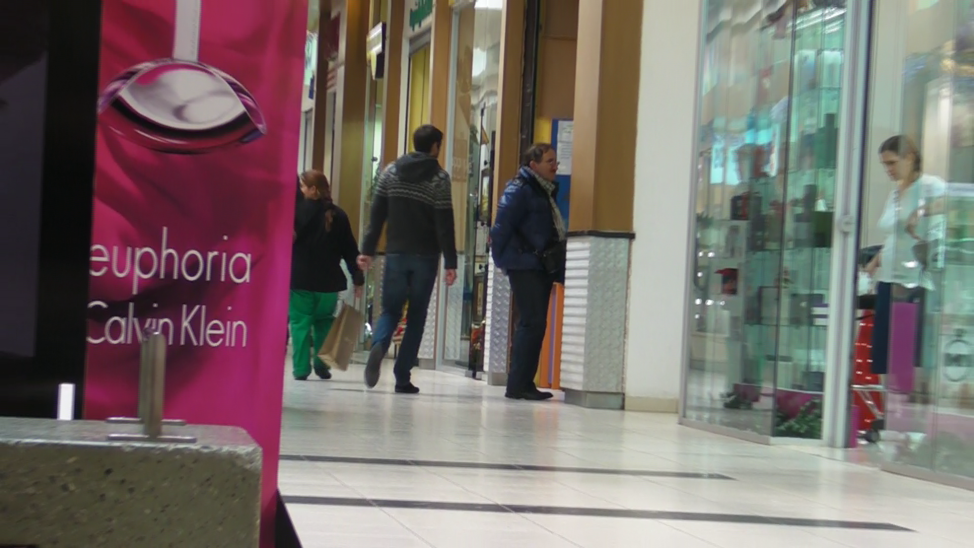 In loc sa se plimbe prin alte magazine, actorul a preferat sa-si astepte nevasta chiar in usa magazinului