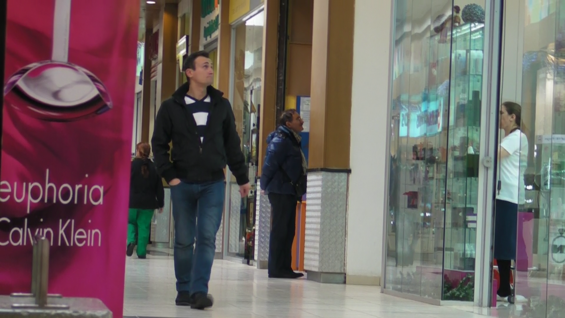 Cornel Palade pazea magazinul de parca cineva ii pusese interdictie