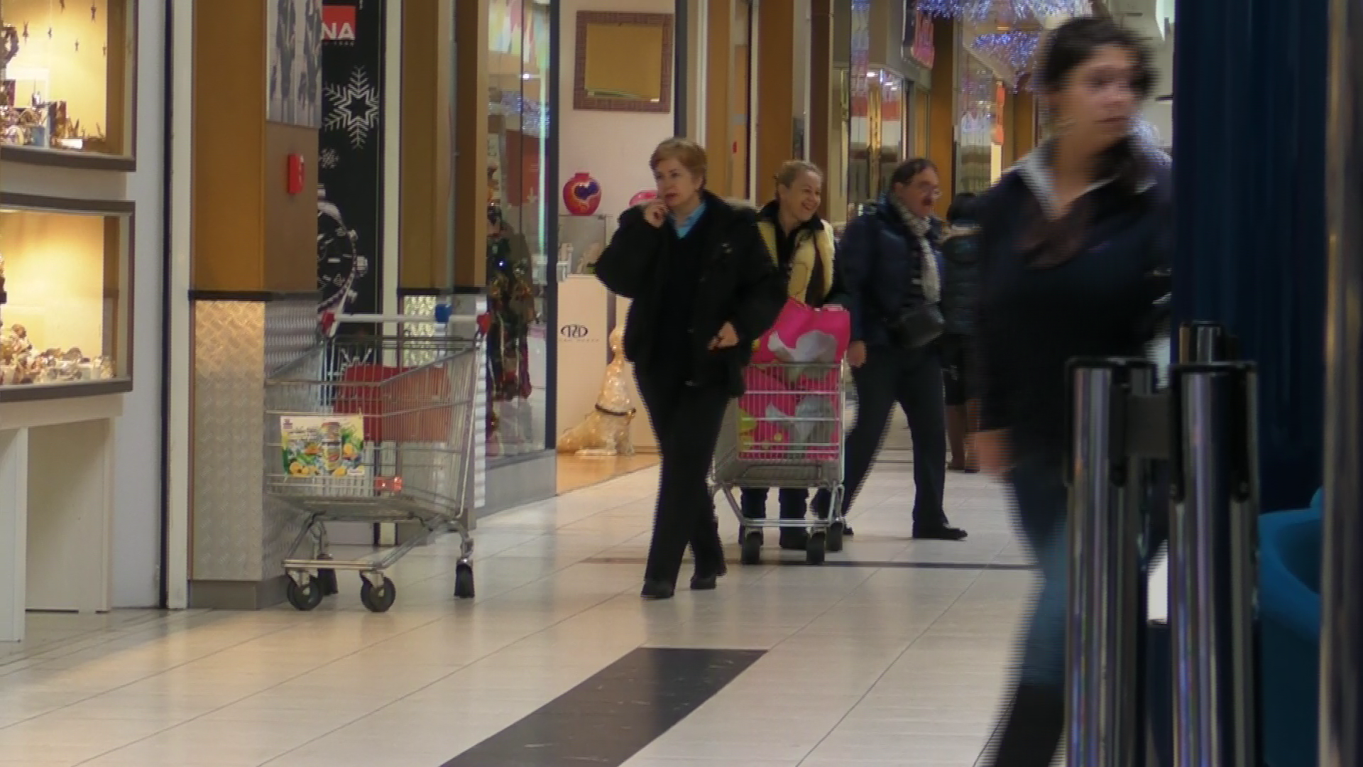 Actorul pare ca a fost un simplu figurant, acesta neparticipand deloc la cumparaturile familiei