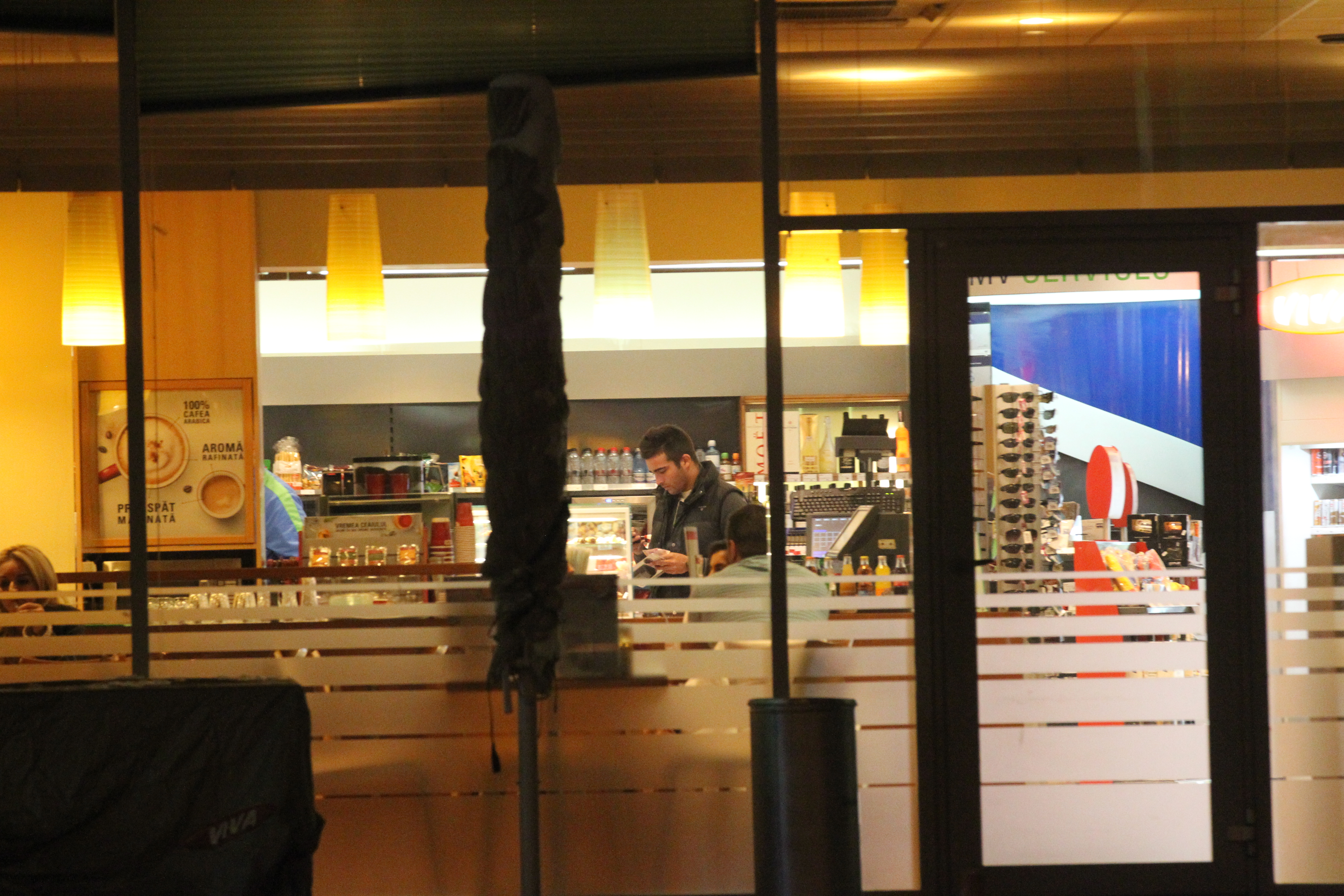 Radu Jr intra in benzinarie pentru a-si cumpara apa si mancare pentru a avea pe drum