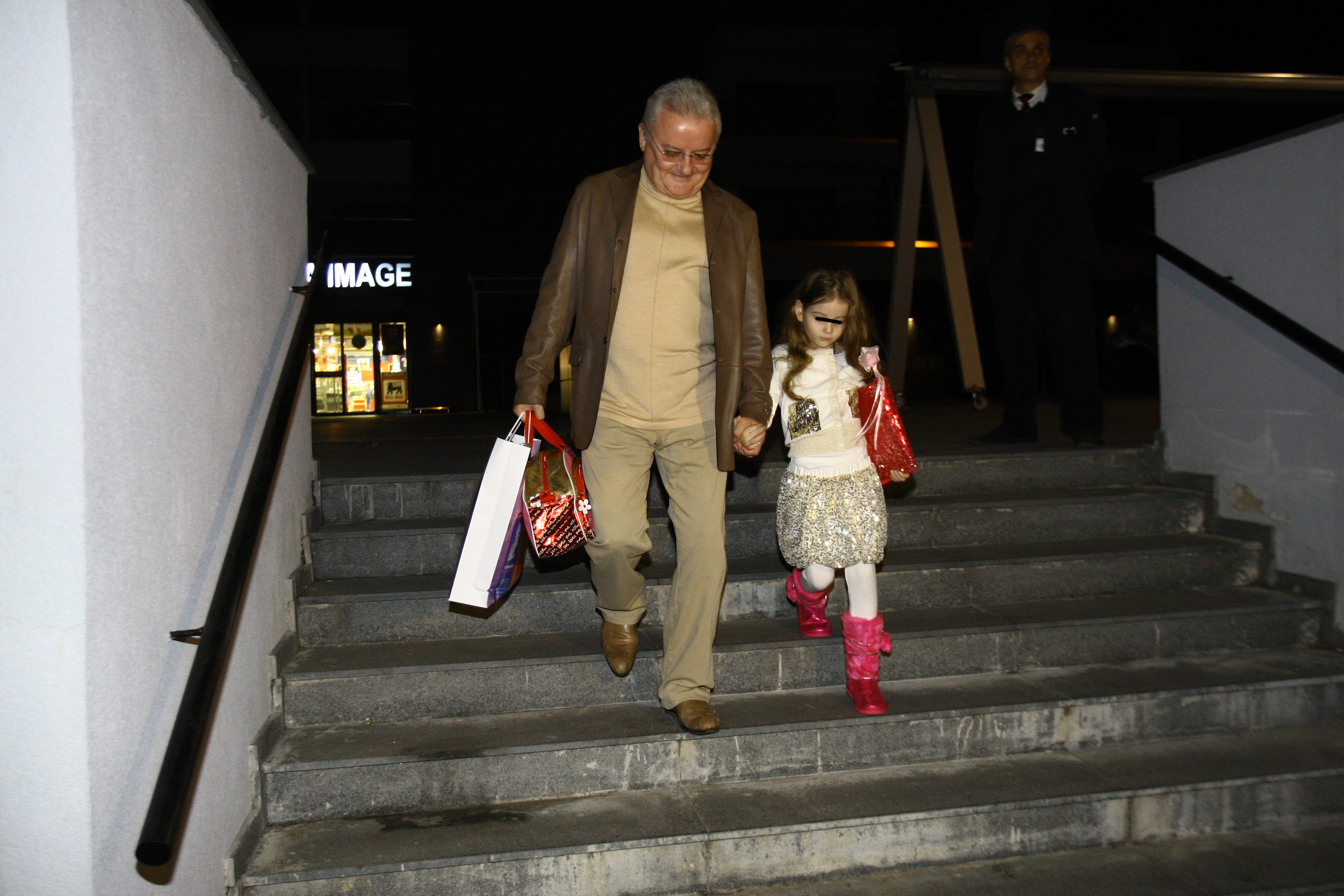 Irinel a dus-o pe Irina, in weekend, acasa la Monica, insa cei doi au asteptat in zadar in fata blocului