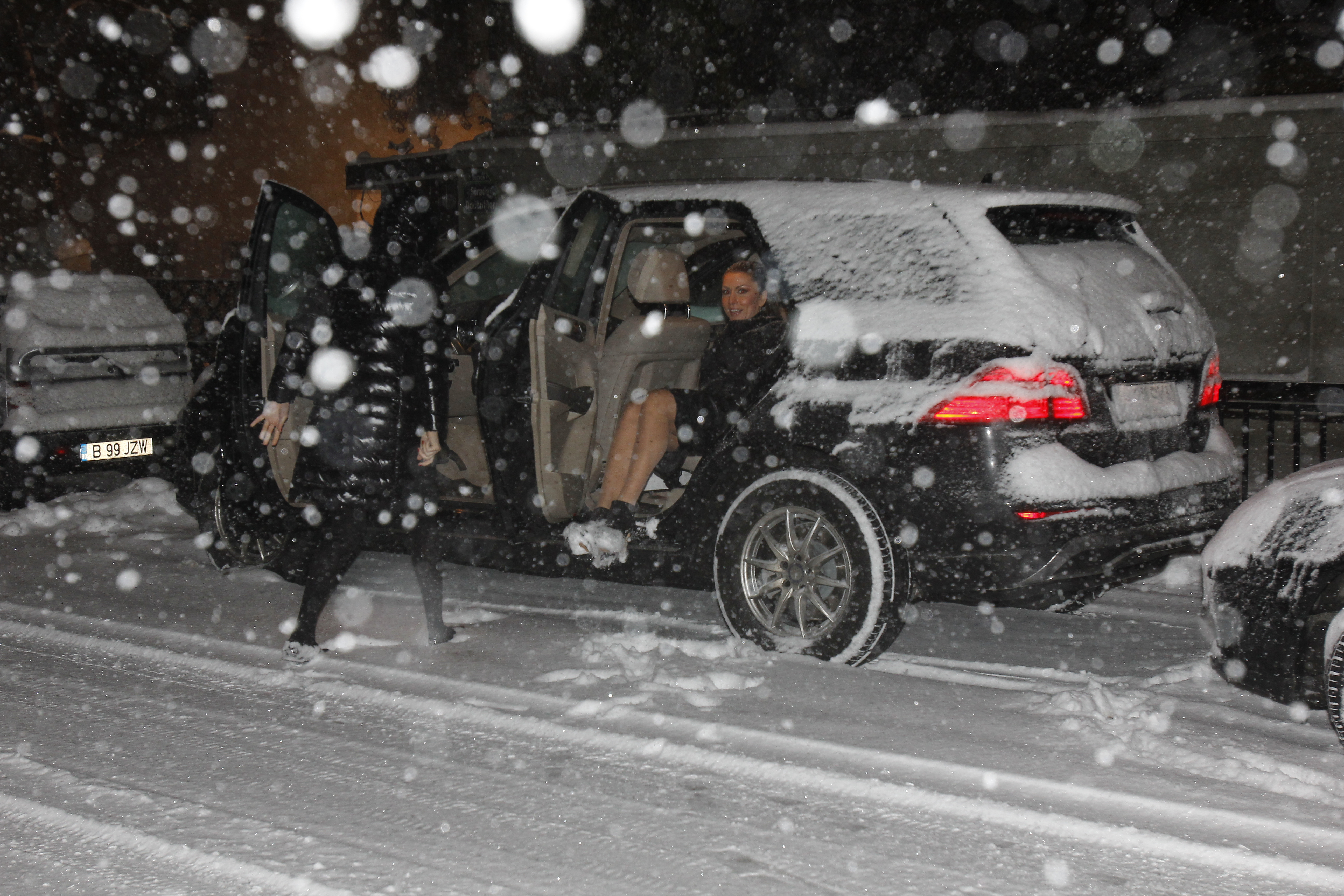 Vedeta TV incepe sa-si scuture picioarele, lovindu-le intre ele