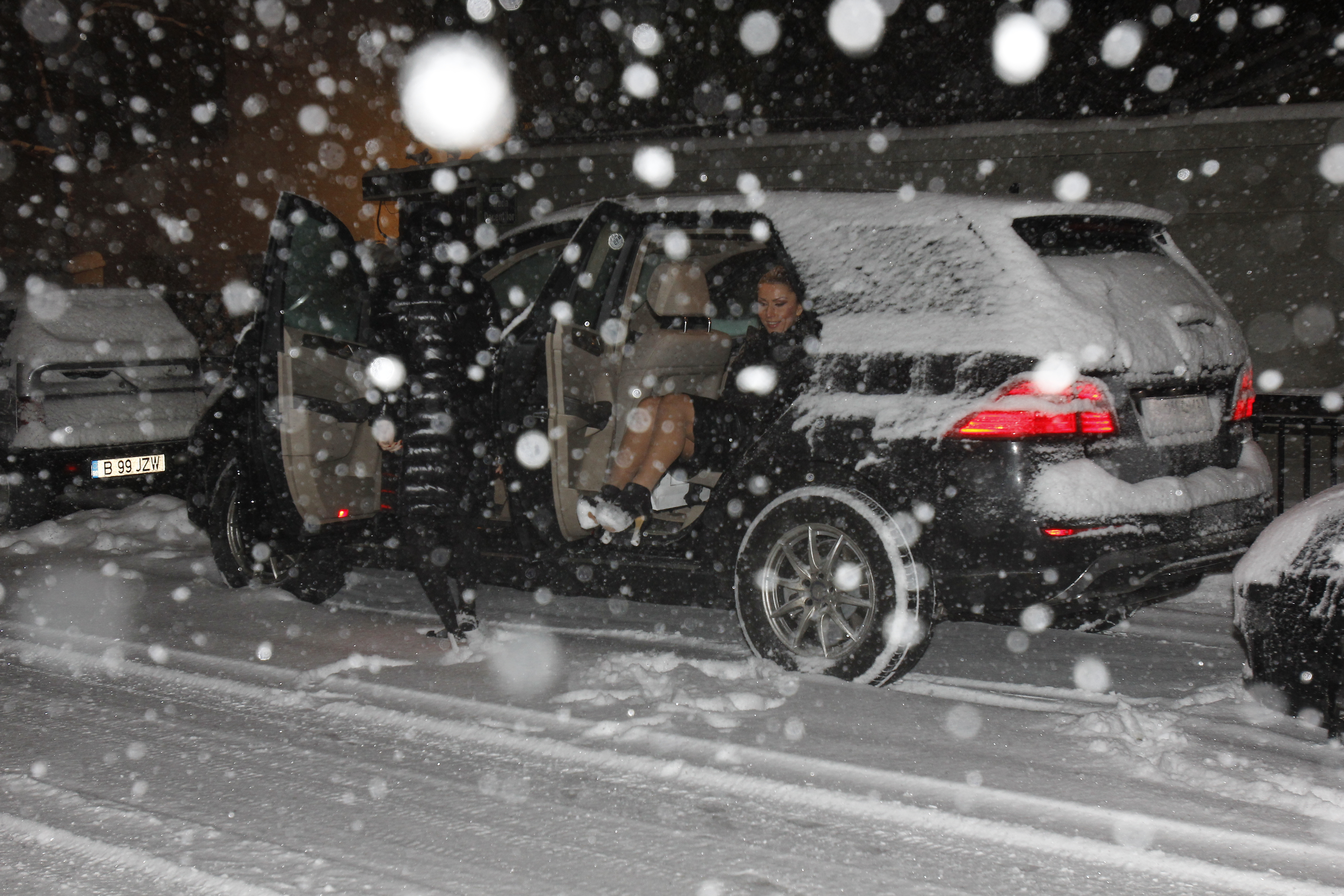 Bruma isi ridica picioarele fara sa sesizeze ca fusta i se tras in sus dezgolindu-i pulpele