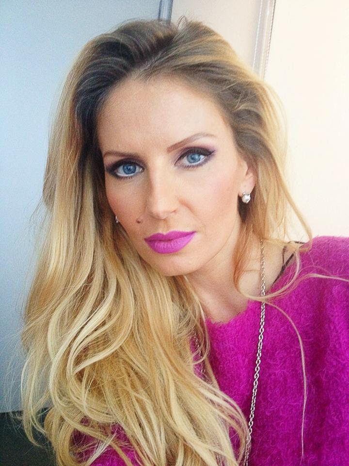 Ce zi friguroasă de iarnă, dar nu şi pentru Andreea Bănică! Uite ce combinaţii vesele şi-a ales vedeta!