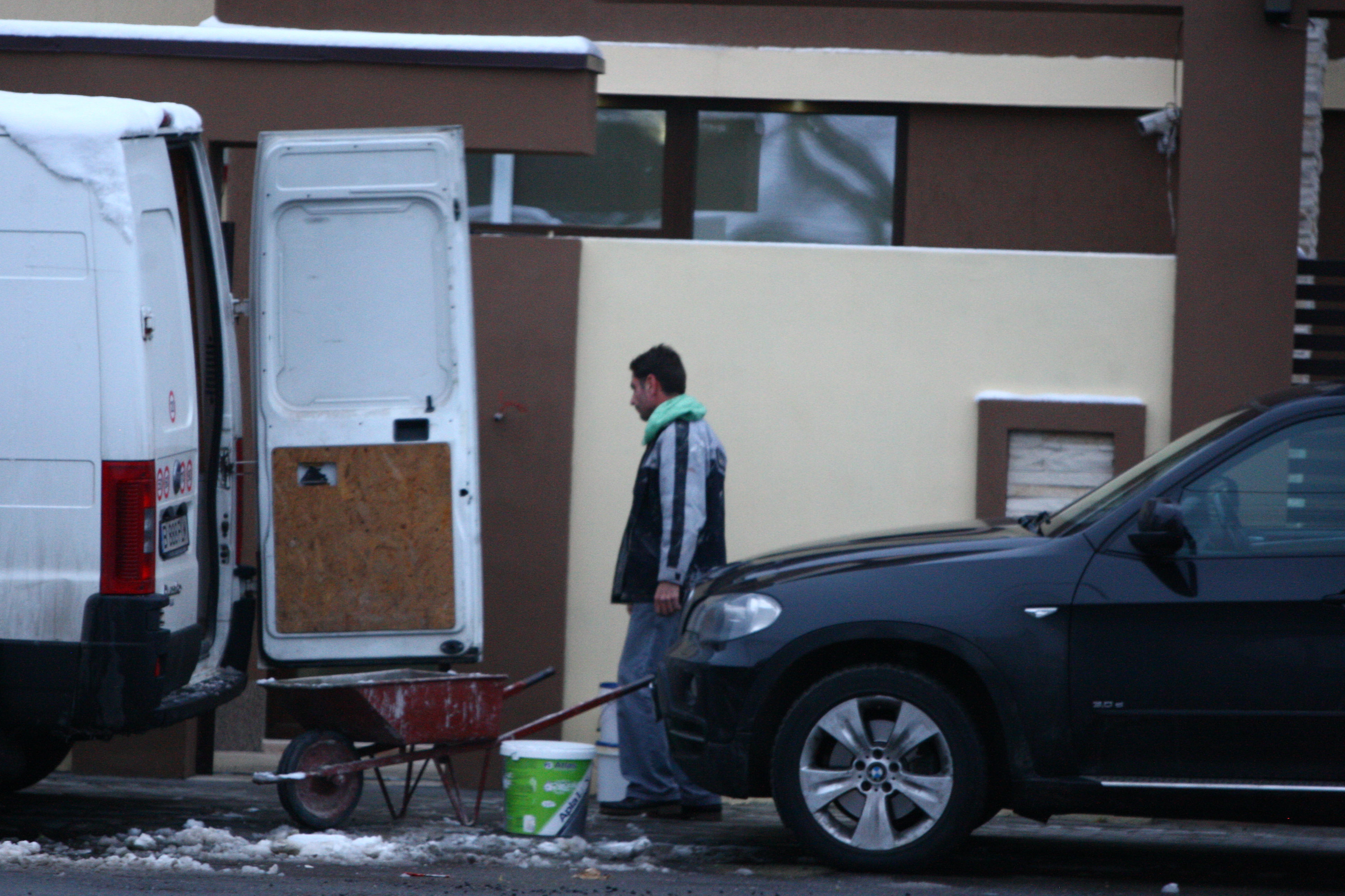 Ultima echipa de muncitori isi strange sculele si se retrage