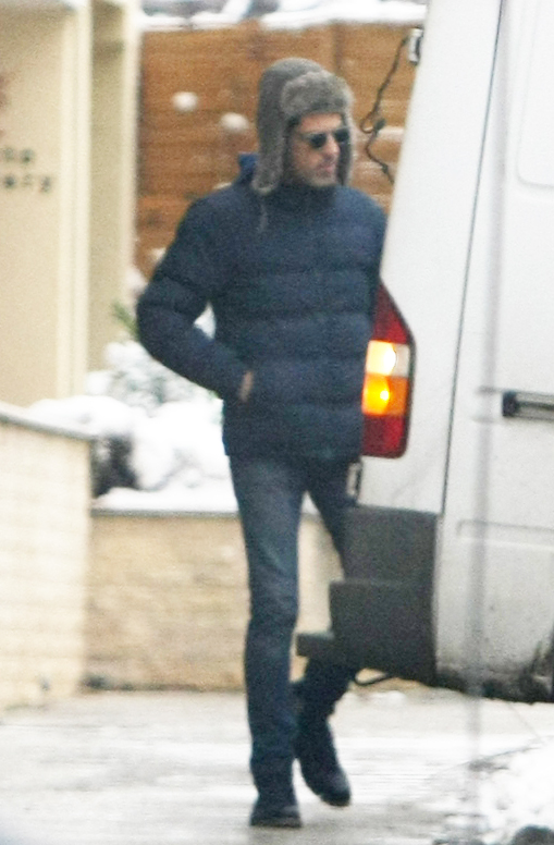 Banica pare foarte mandru de caciula lui