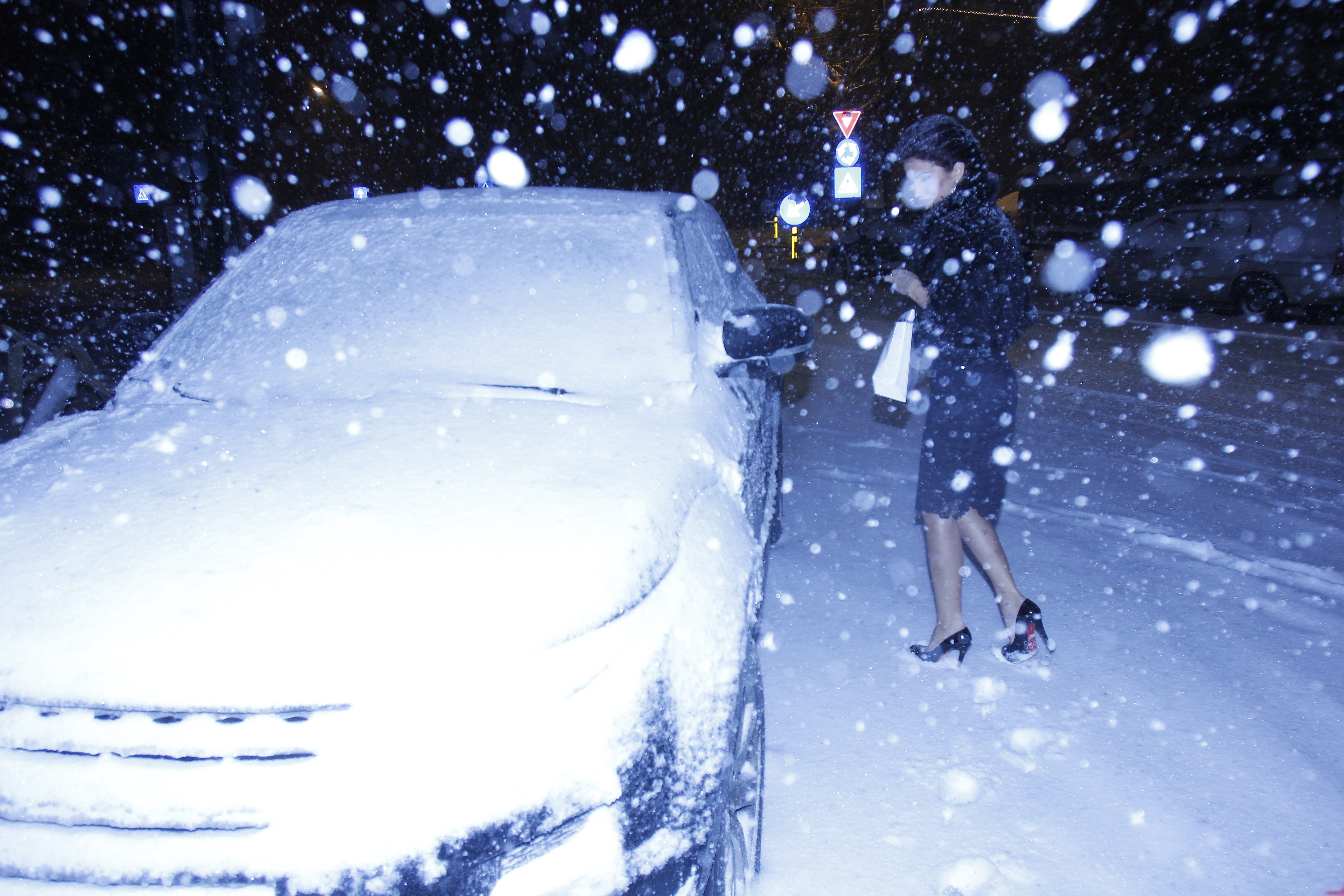 Geanina Ilies paraseste evenimentul si se grabeste spre masina sa