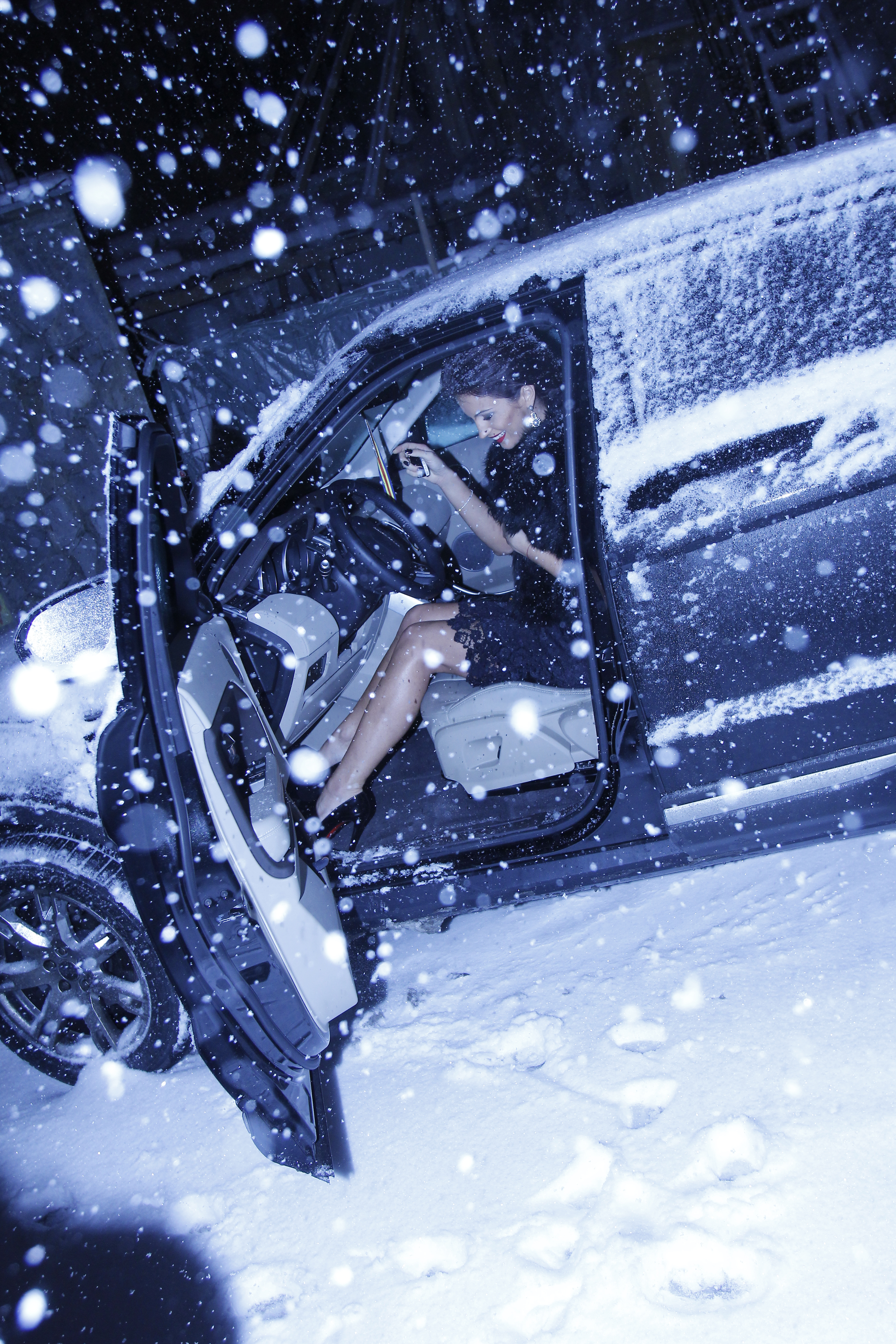 Ajunsa la adapost, vedeta baga cheia in contact, asteptand sa se incalzeasca