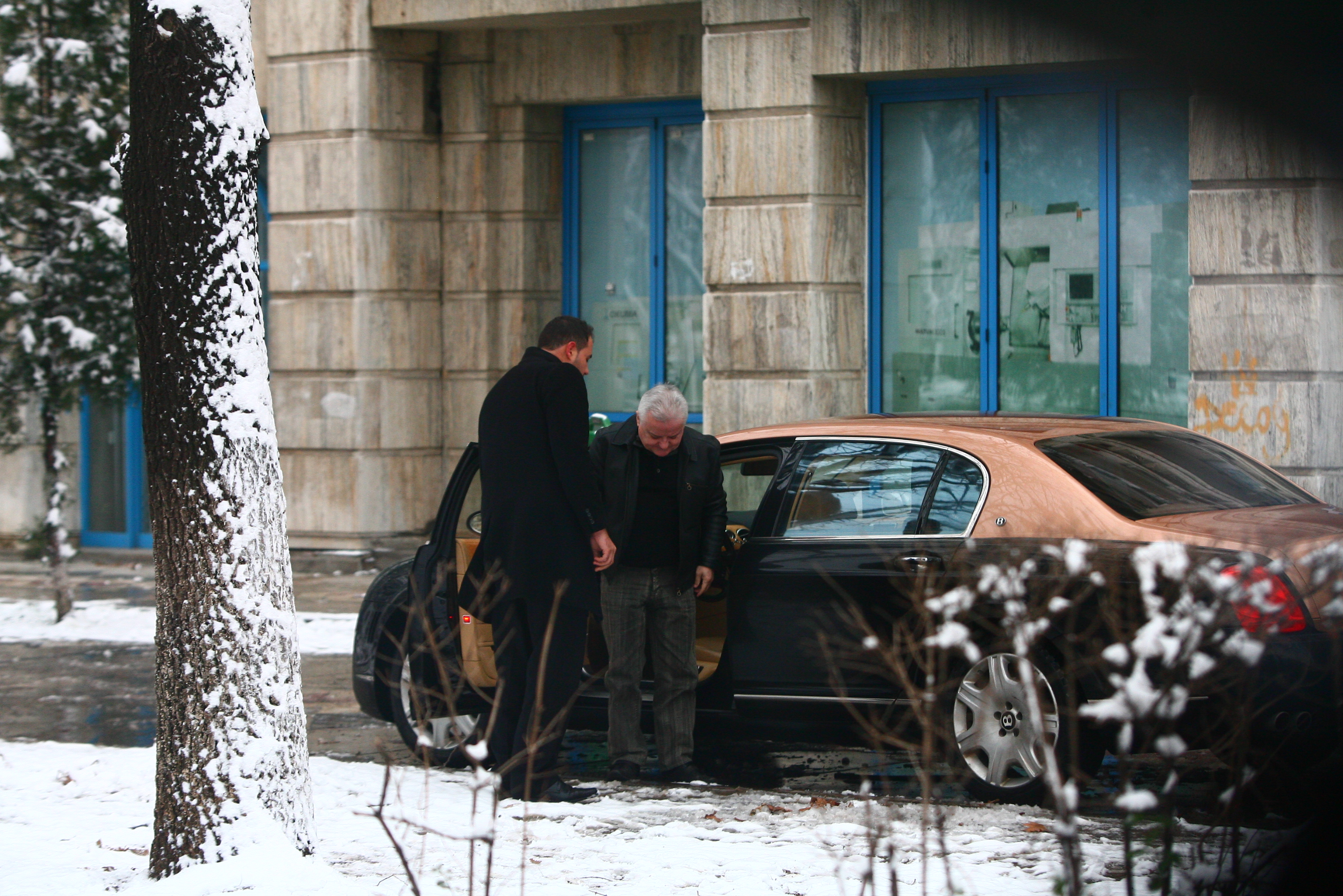 Irinel coboara de la volan, multumit de serviciile angajatului sau