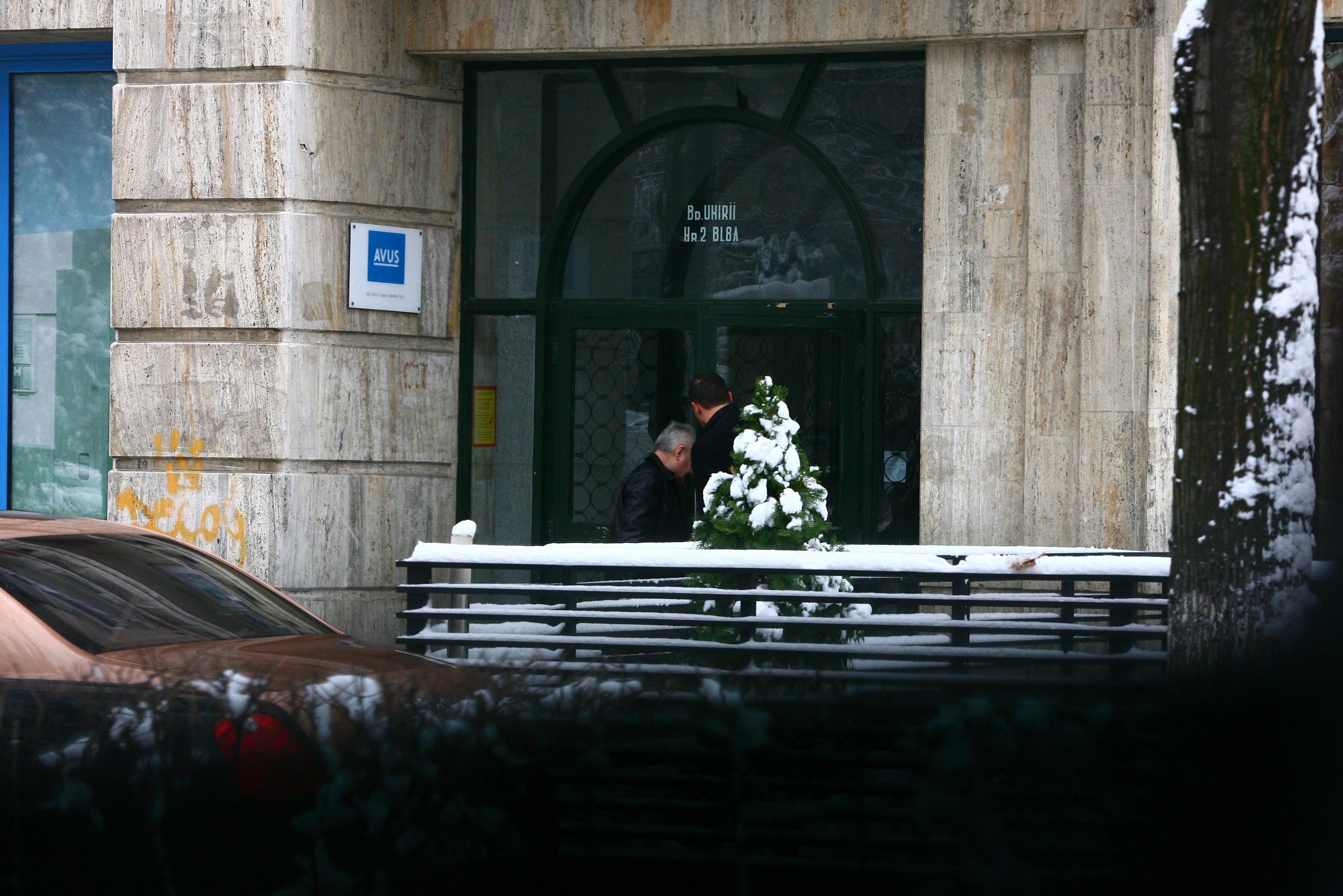 La intrarea in bloc, o noua usa, o noua misiune pentru sofer.