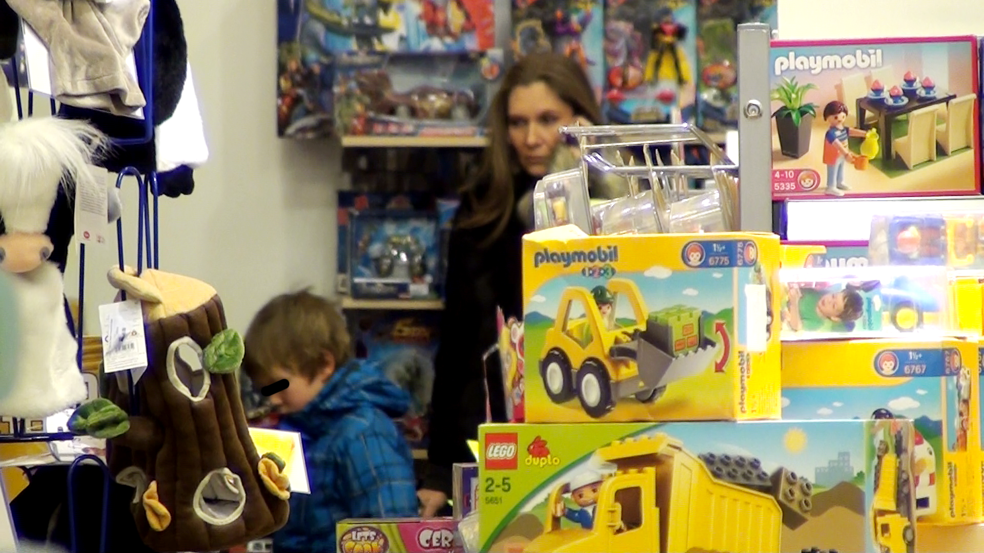 Mereu ocupata, Romanita a vorbit la telefon cat timp fiul ei s-a uitat la jucarii