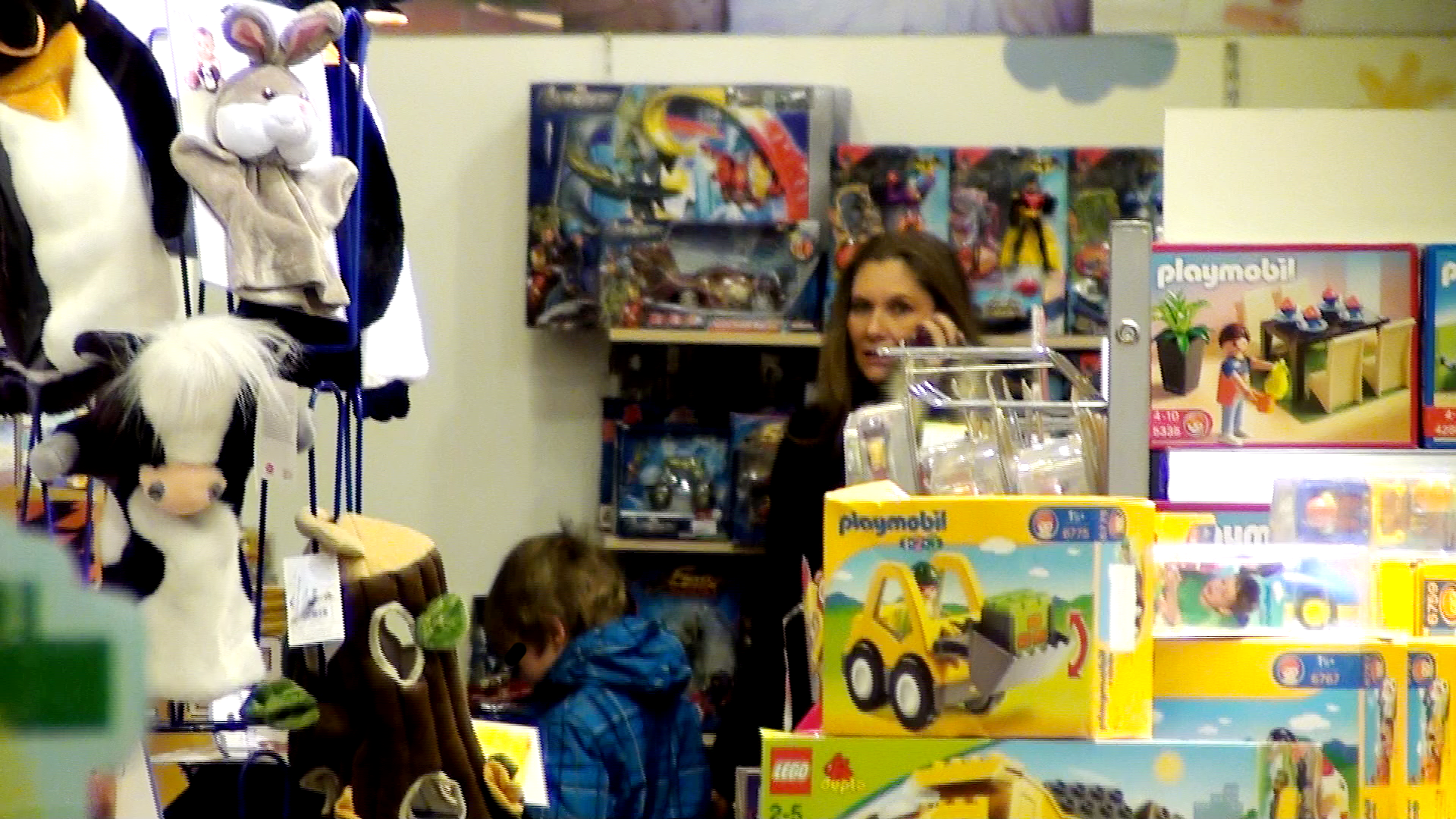 Creatoarea de moda si-a rezolvat problemele in afaceri in timp ce baietelul ei si-a ales cadourile pentru sarbatori