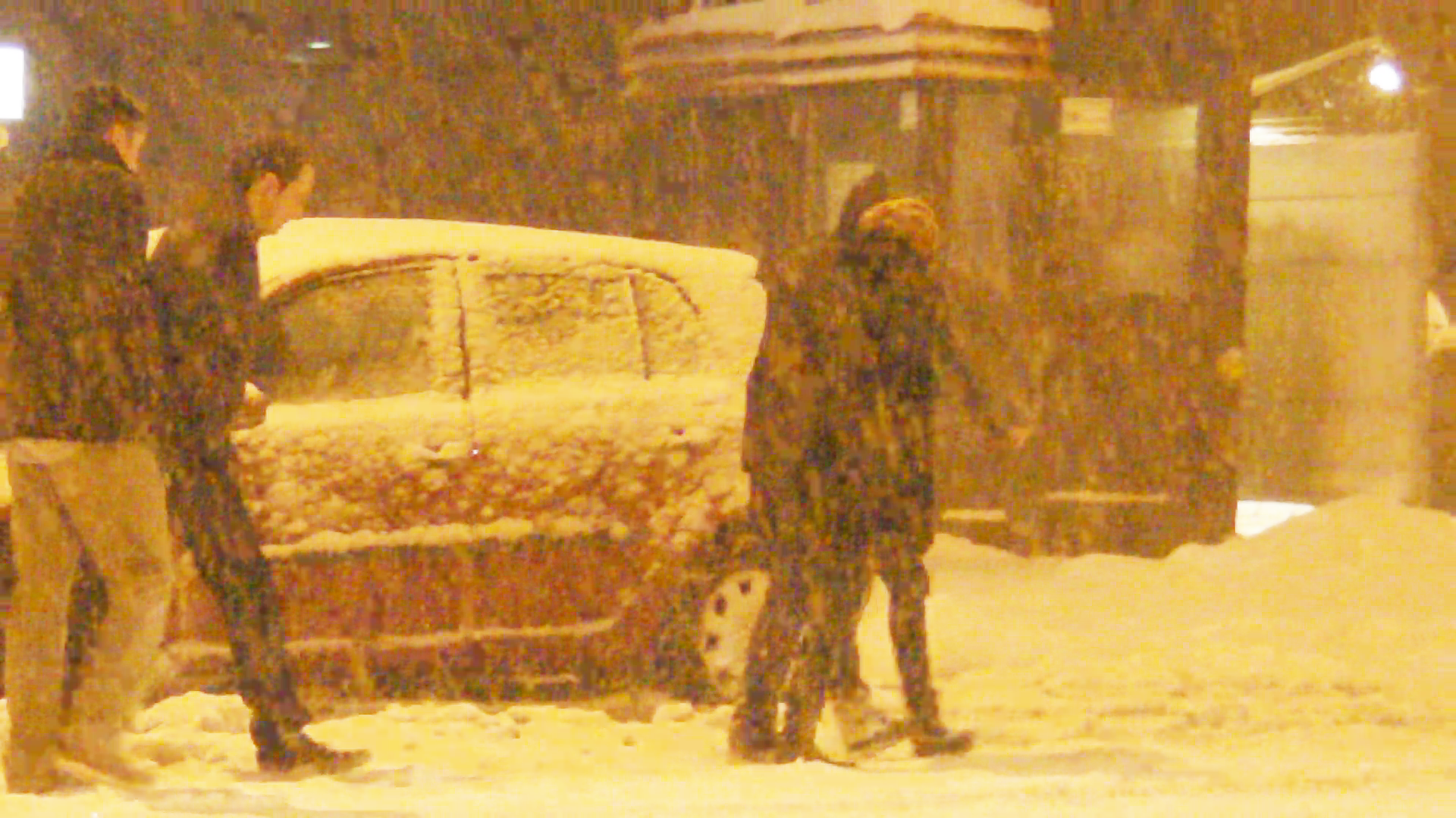 Maruta si sotia lui sunt nevoiti sa indure viscolul de afara