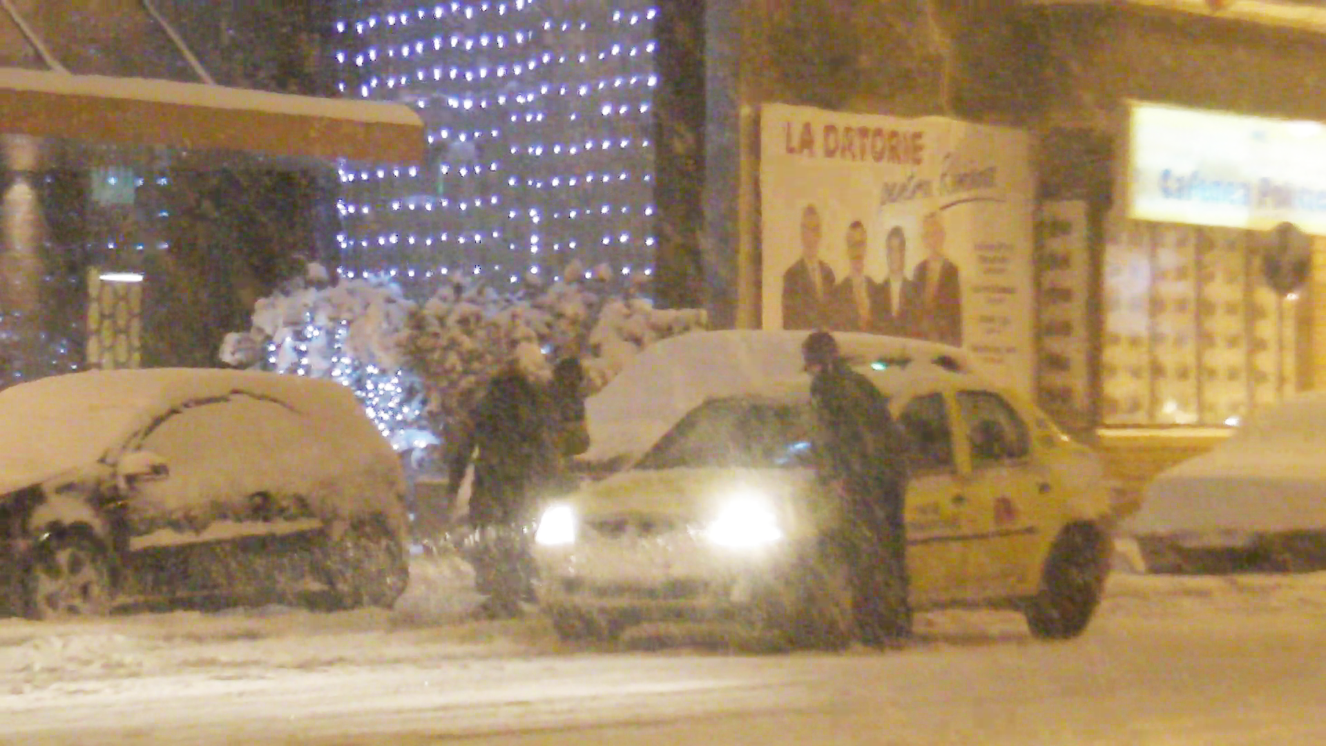 Pentru ca autoturismul lor era inzapezit, cei doi soti au avut ceva probleme pana au urcat