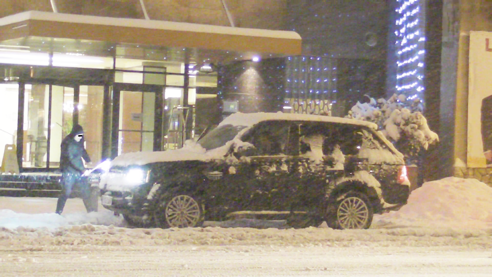 Un angajat ii ajuta pe Maruta si Andra sa dezapezeasca masina