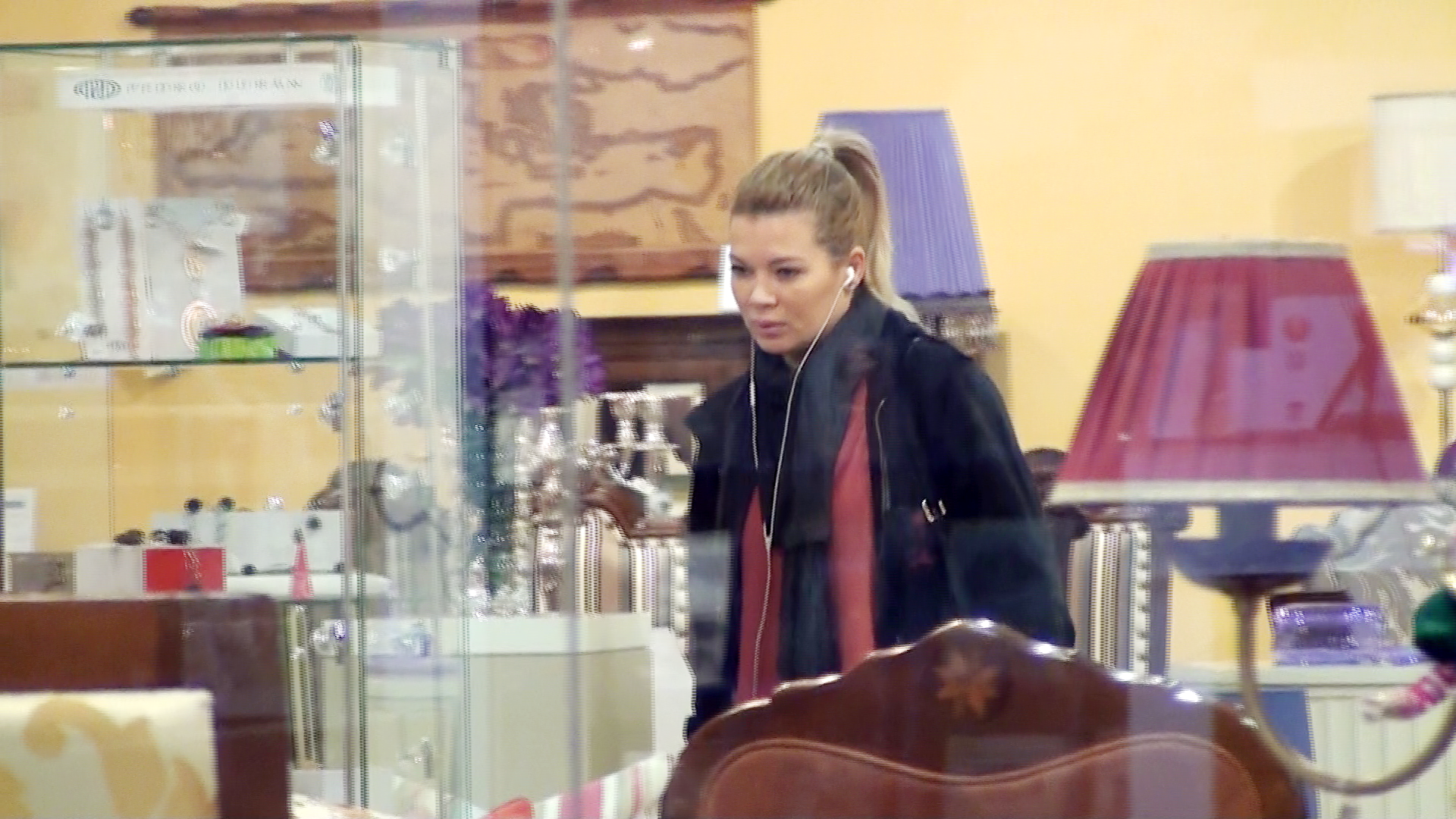 Gina Pistol merge singura prin magazine