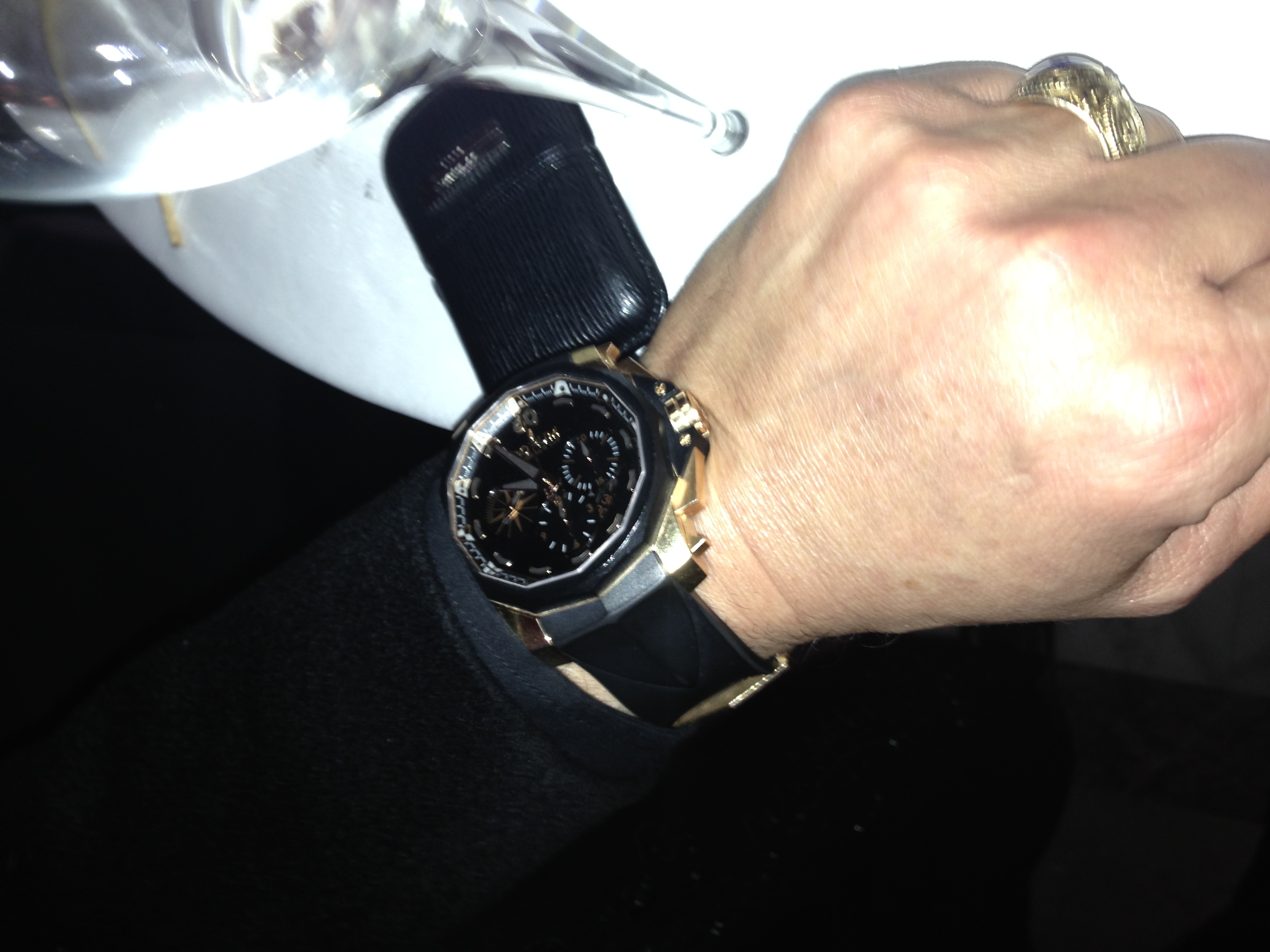 Pe incheietura stranga, designerul ascundea un ceas Corum de 50.000 de euro