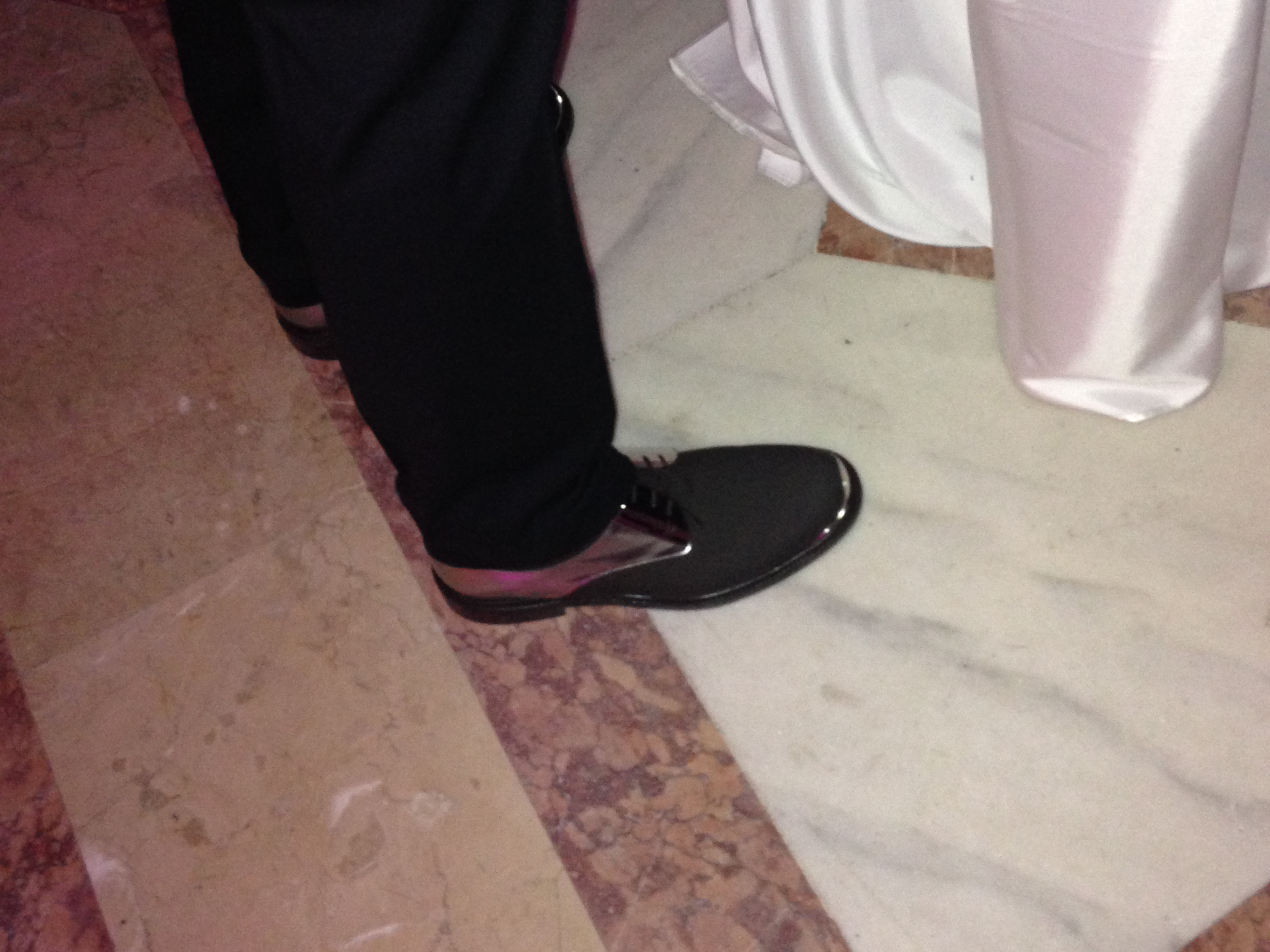 Pantofii lui Botezatu fac parte dintr-o colectie creata special pentru prezentarile casei Vuitton si costa 3.800 de euro