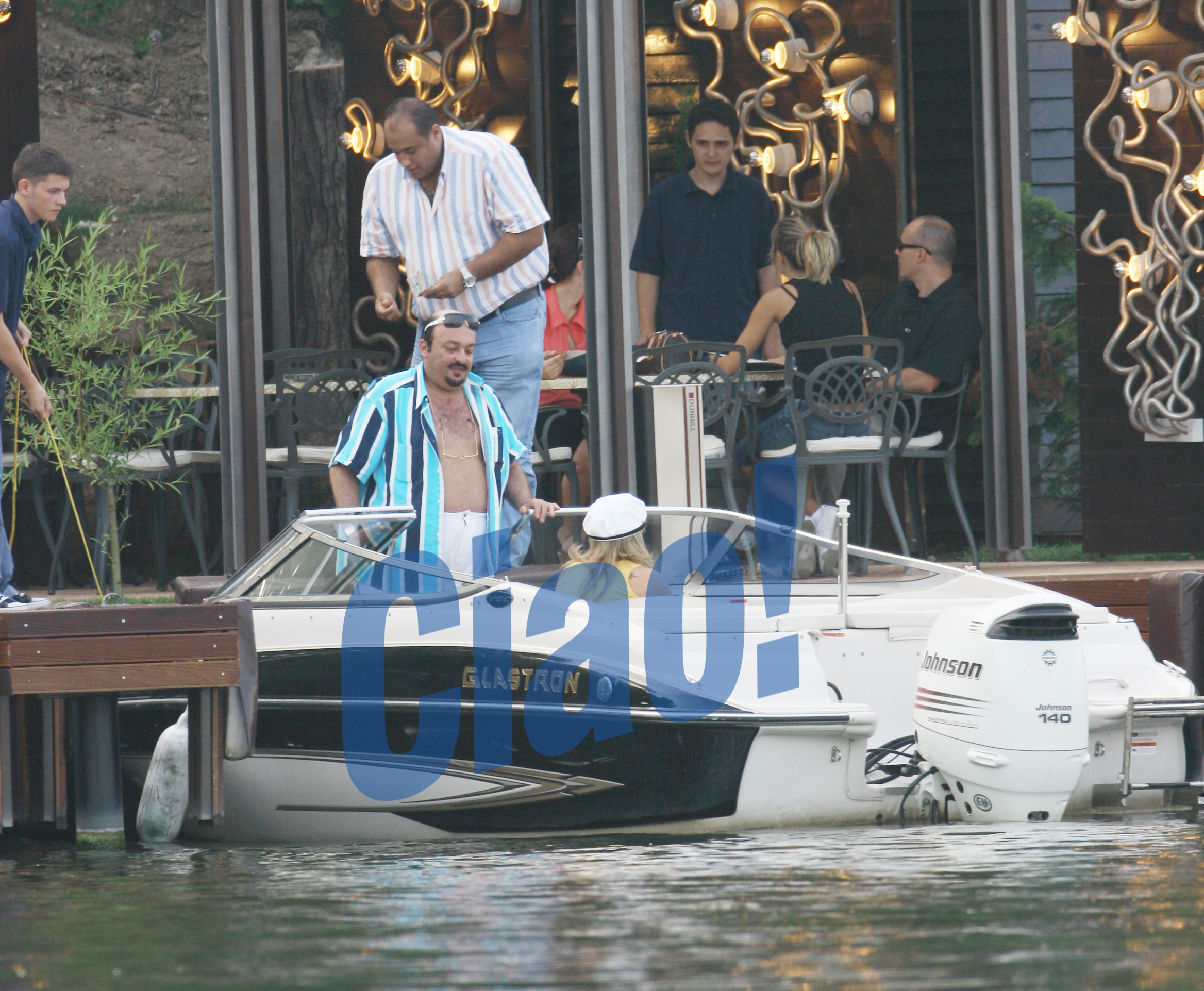 In urma cu mai bine de sase ani, Hassan Abbas o plimba pe Rocsana cu barca personala pe lacul Snagov