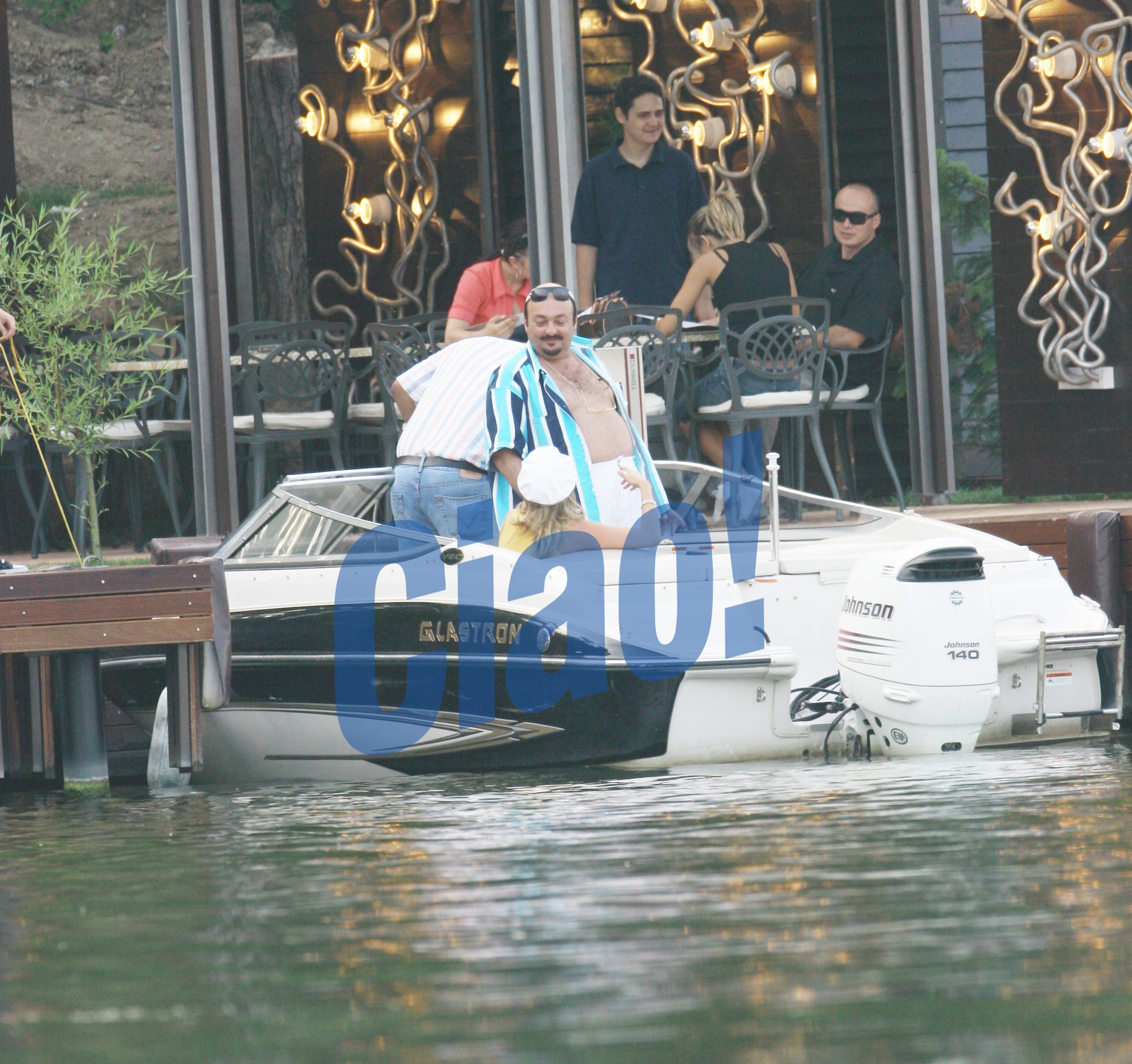 Revista Ciao! l-a fotografiat prima data pe prosperul om de afaceri, distrandu-se pe meleagurile Romaniei