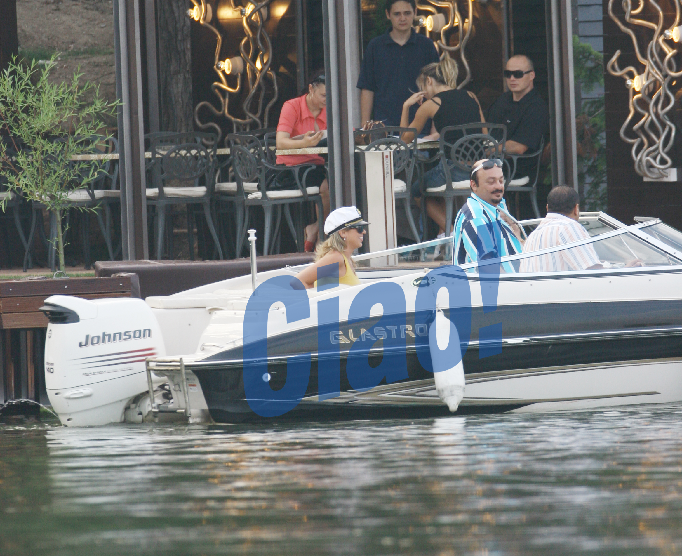 Rocsana Marcu era mai mult de incantata de plimbarea pe care o facea in compania celor doi barbati
