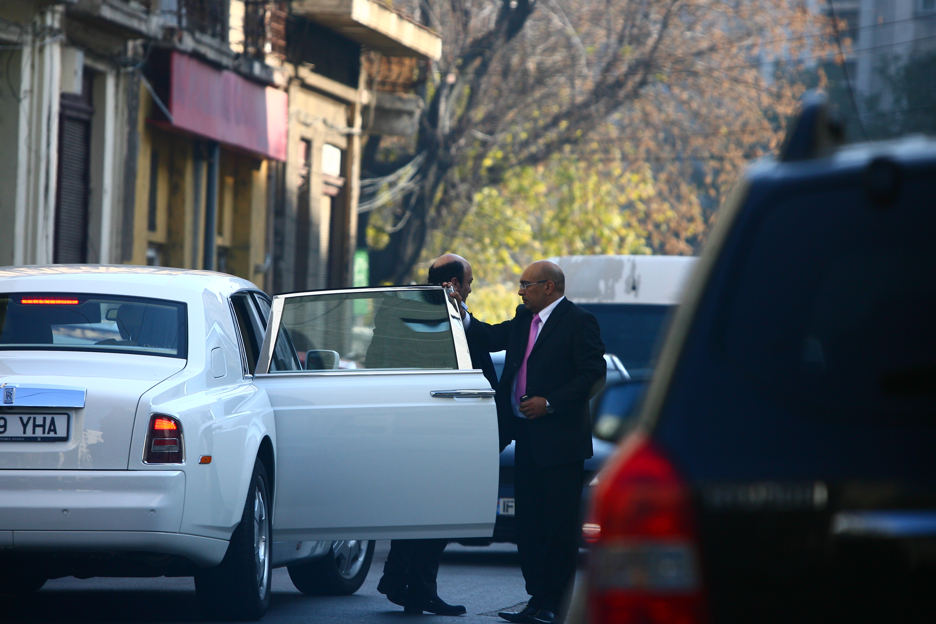 Soferul il ajuta pe Hassan Abbas sa coboare din masina