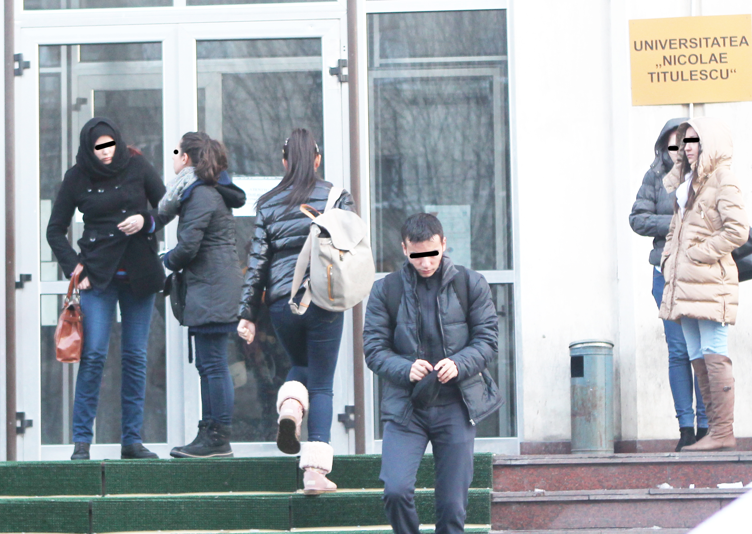 Cu ghiozdanelul in spate, Raluca se grabeste sa ajunga in sala de curs