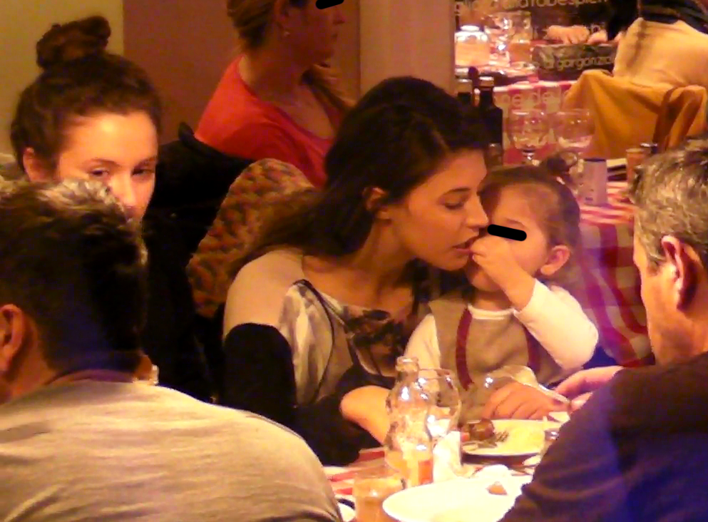 Micuta Maya a coplesit-o pe artista cu atentia ei. La un moment dat, rolurile s-au inversat si fetita i-a dat mamei sale sa manance