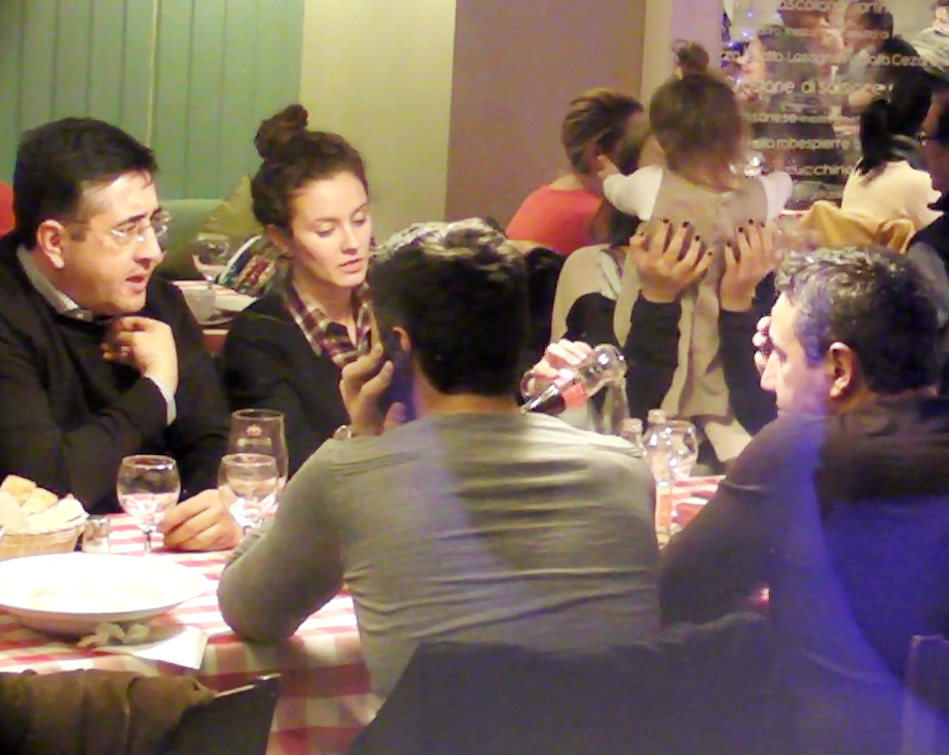 Antonia si Vincenzo isi fac de lucru fiecare in coltul lui de masa: ea cu fetita, el cu telefonul