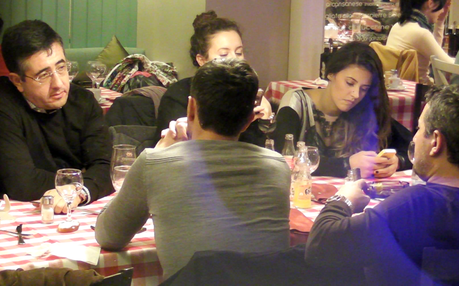 Imediat ce el incheie convorbirea telefonica, vine randul Antoniei sa-si butoneze telefonul