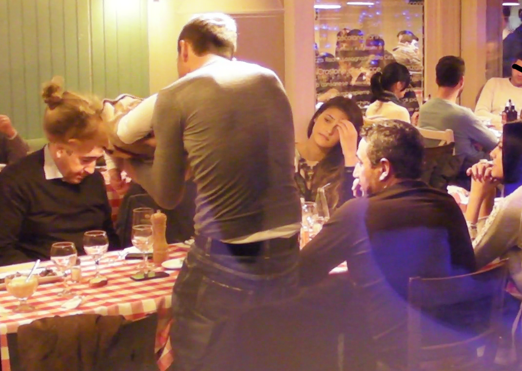 Artista priveste in gol cu o expresie abatuta, in timp ce sotul ei si fiica lor se joaca