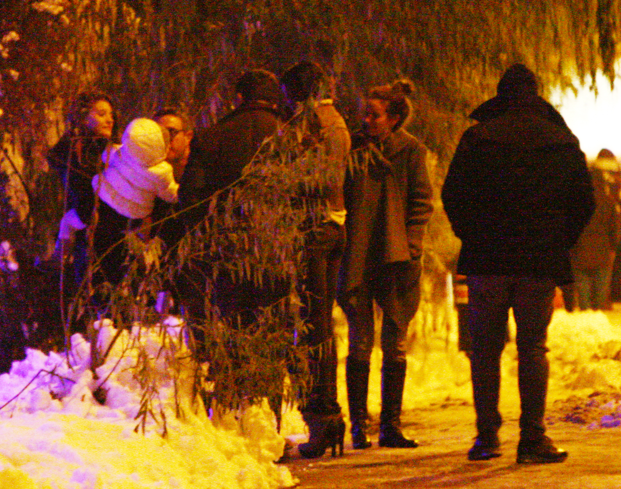 La plecare, Antonia preia fetita si, in prima faza, pastreaza distanta de Vincenzo