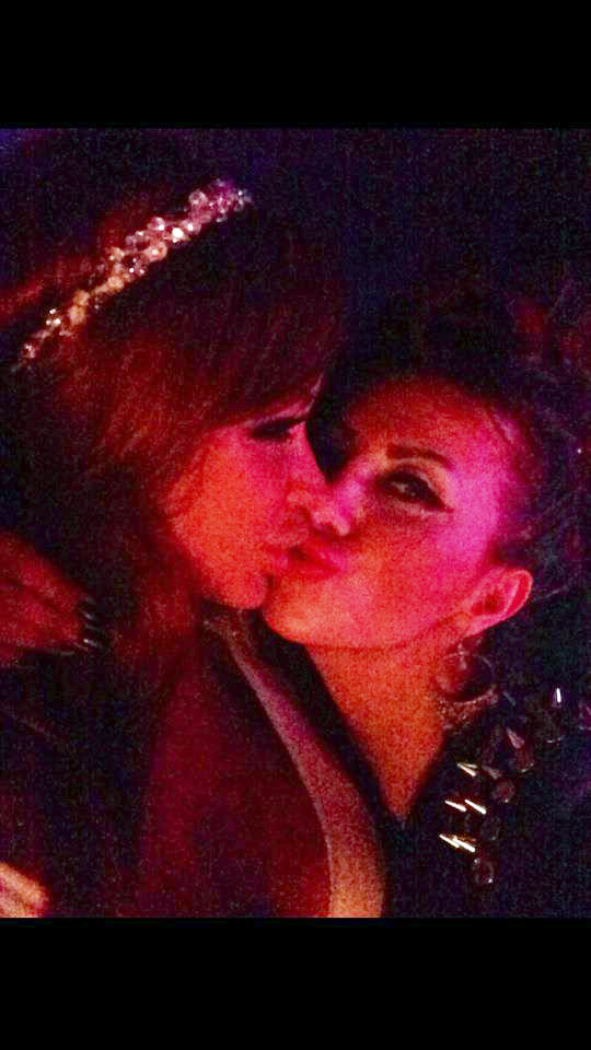 Dupa numai cateva secunde, fetele chiar si-au apropiat buzele, pupandu-se in vazul lumii