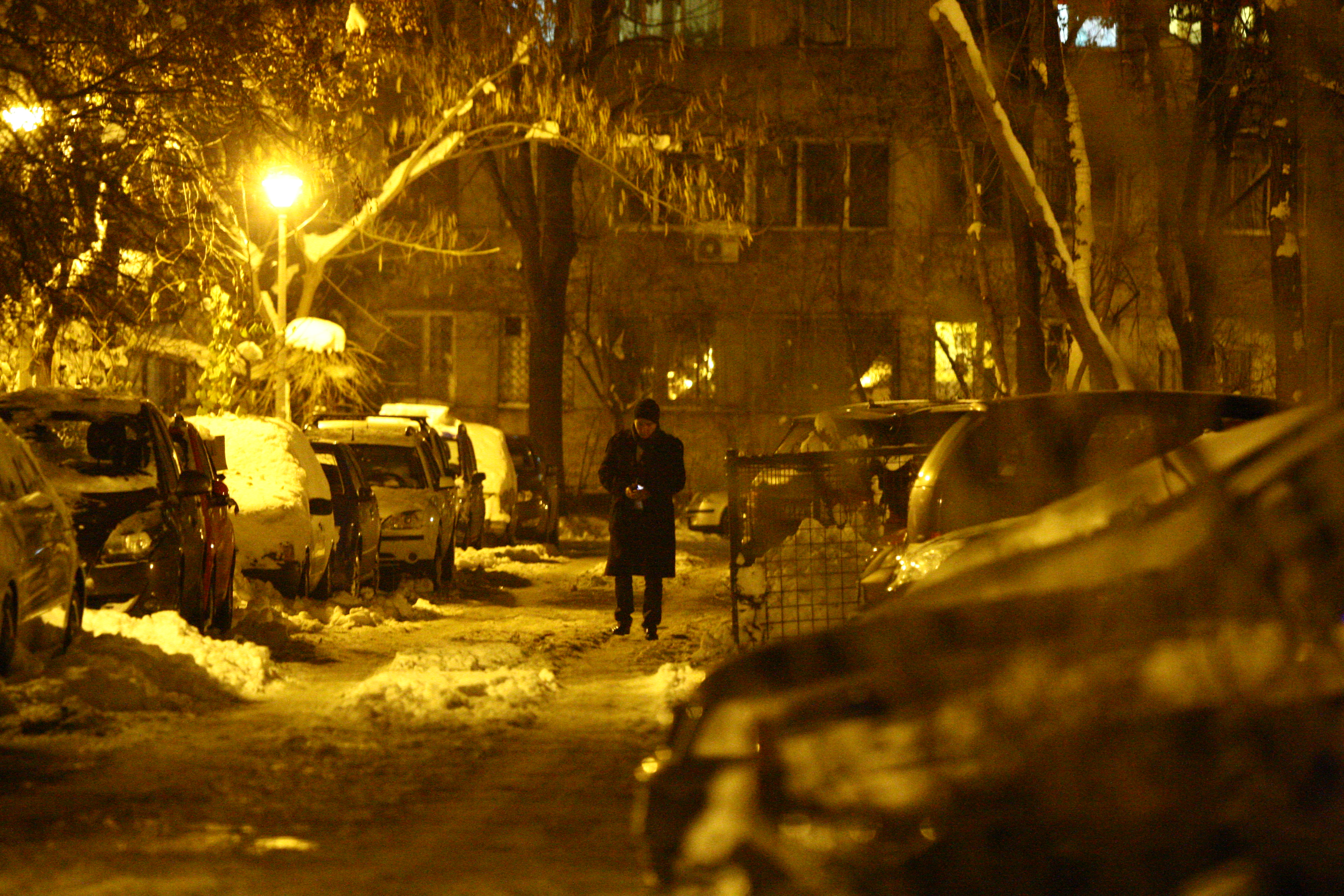 Dan Bittman scoate telefonul si decide sa sune inainte de a ajunge in fata scarii