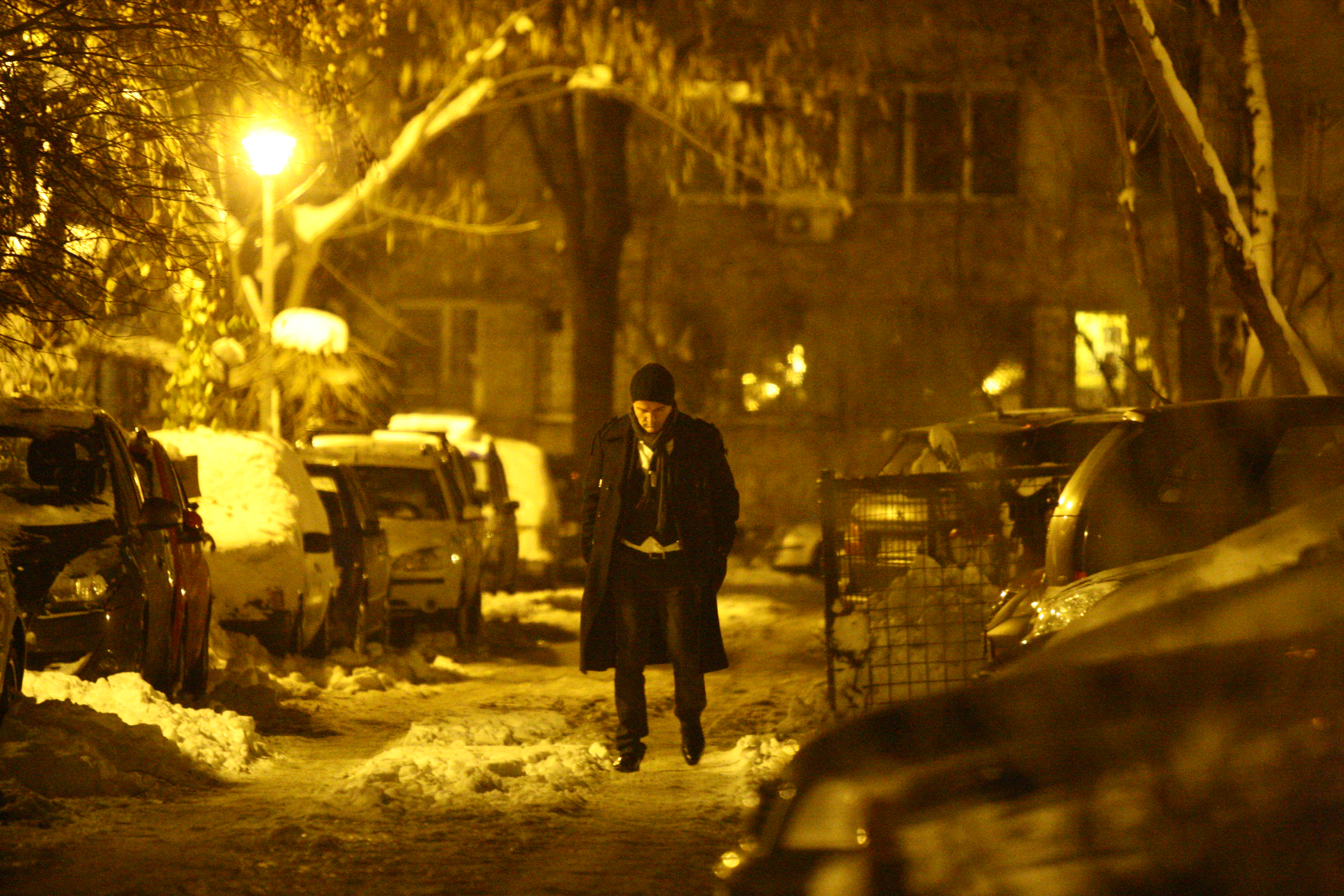 Baga aparatul in buzunarul paltonului si continua sa mearga