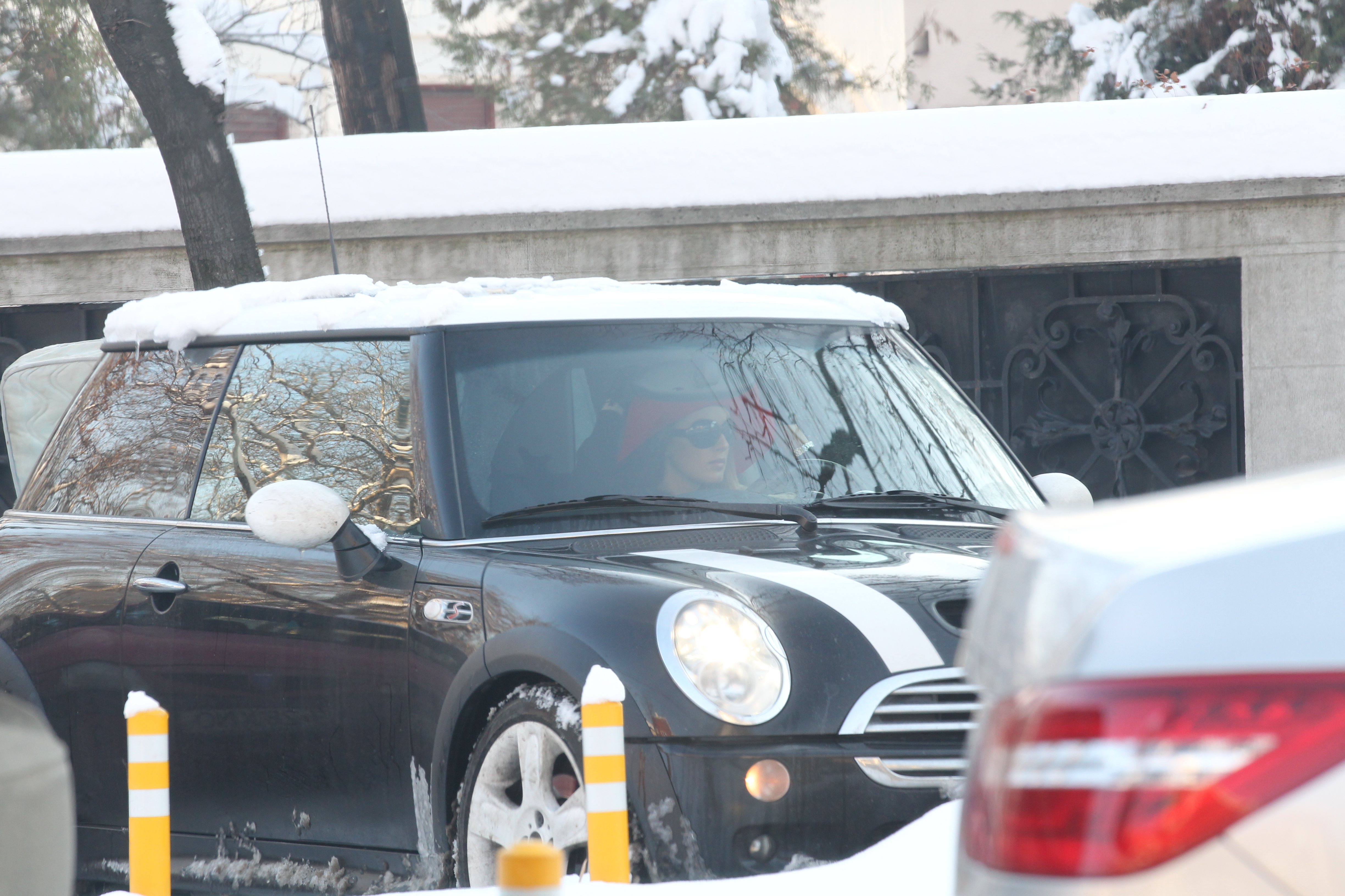 Blonda pare sa fie desprinsa din filmele americane