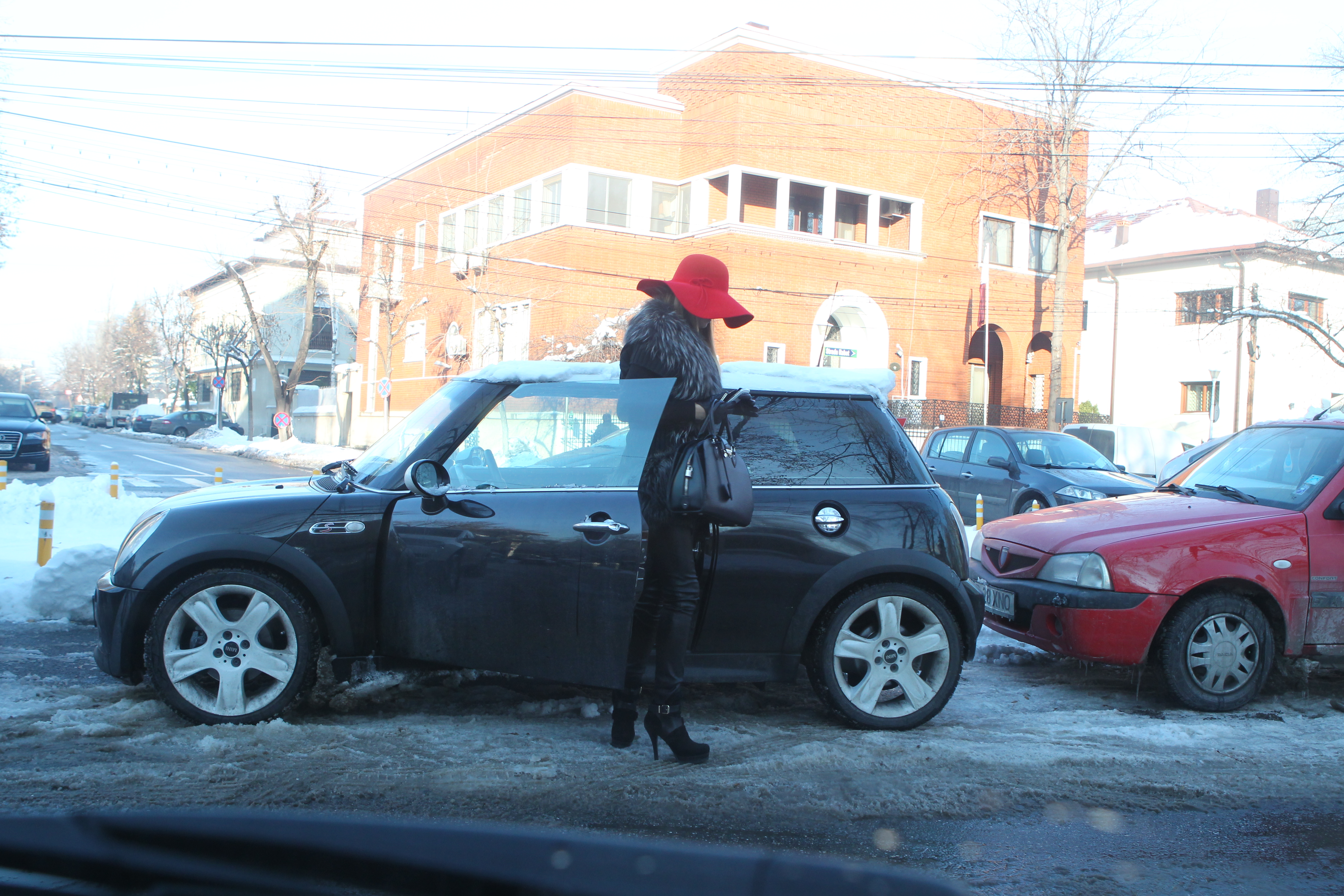 Chiar daca pe jos era inghetat, Daiana nu a renuntat la tocuri, ochelarii de soare si palaria de vara